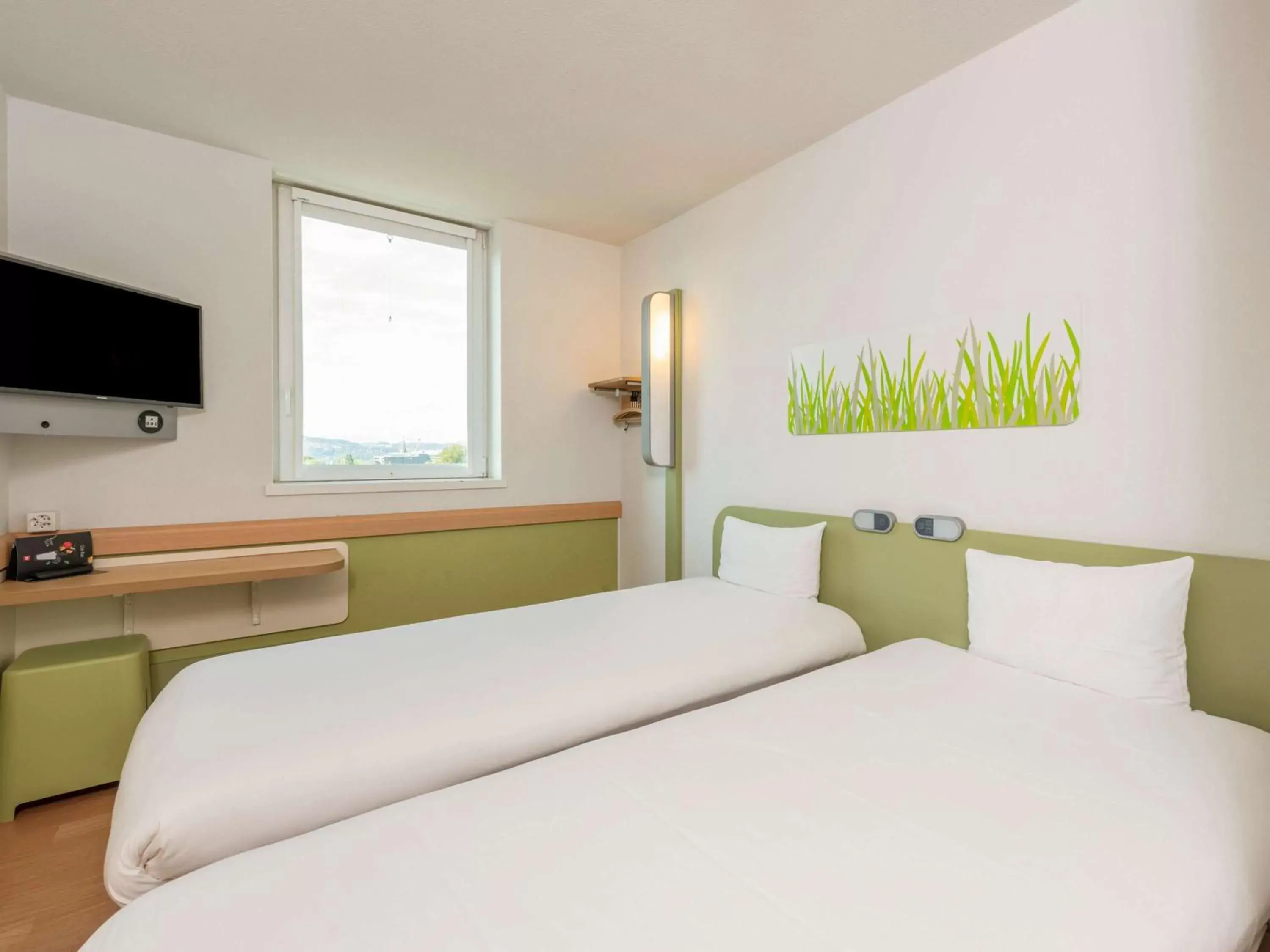 Photo of the whole room, Bed in ibis budget Bern Expo