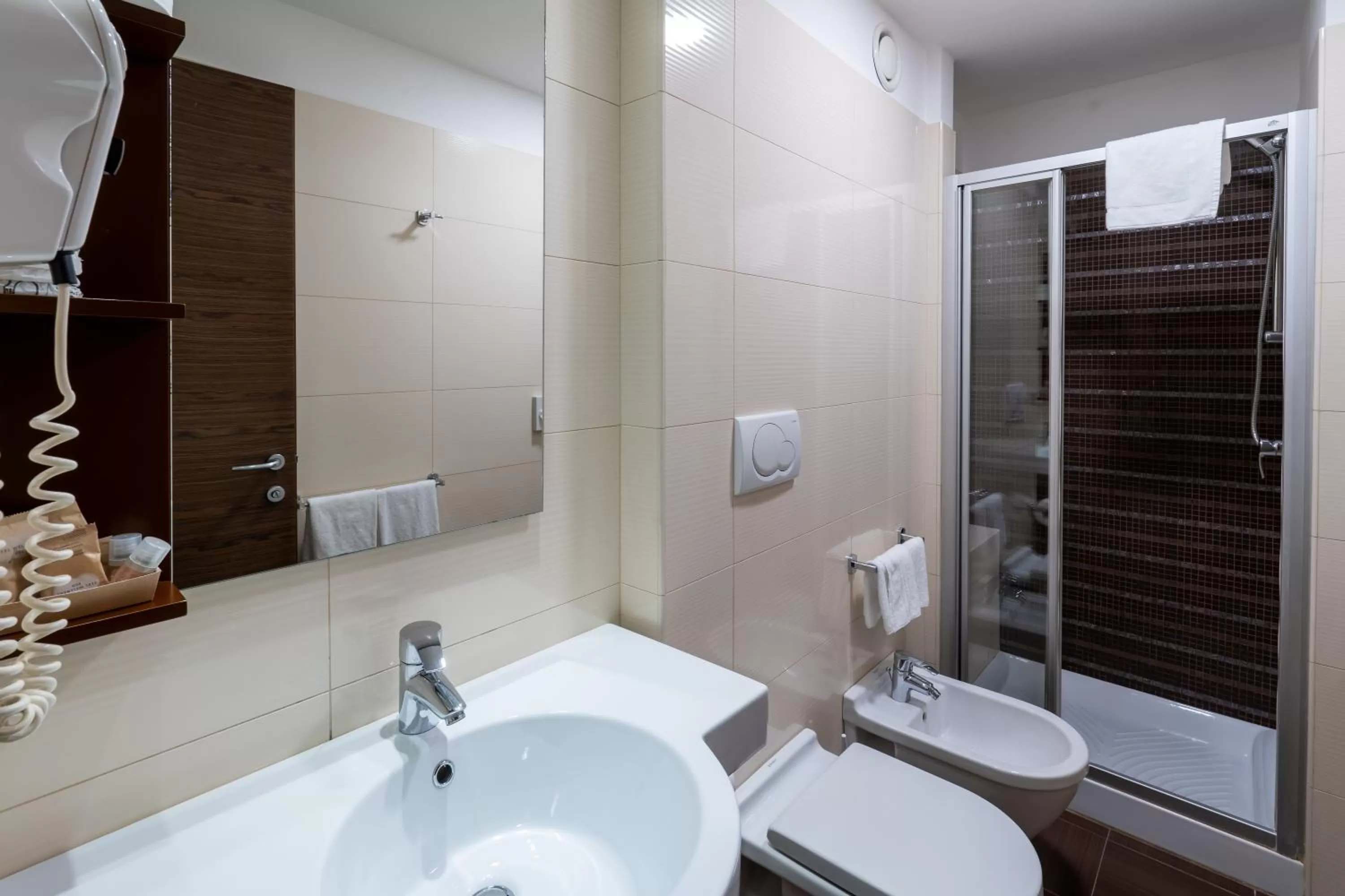 Shower in Hotel Des Etrangers