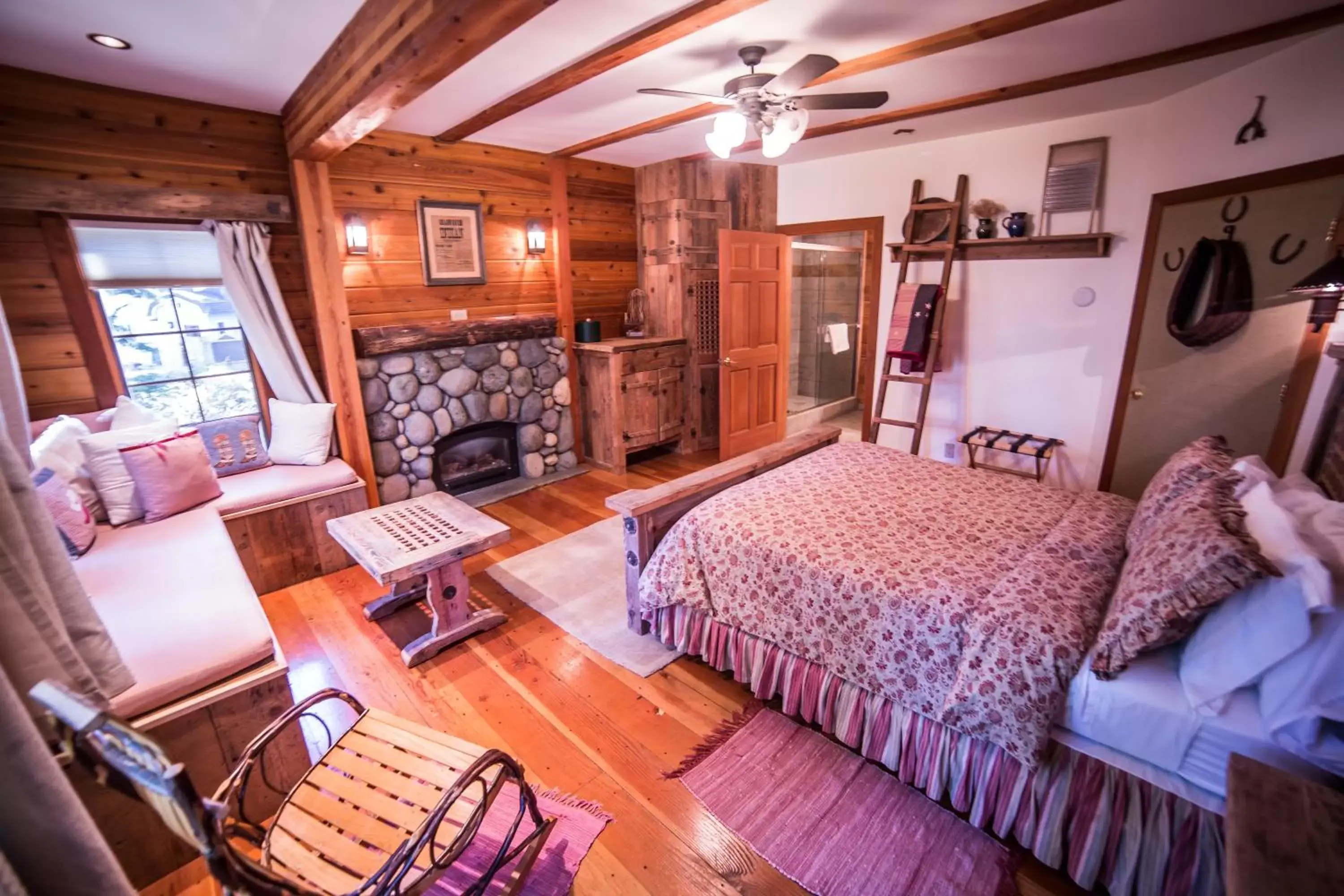 Photo of the whole room in Cottage Inn At Lake Tahoe