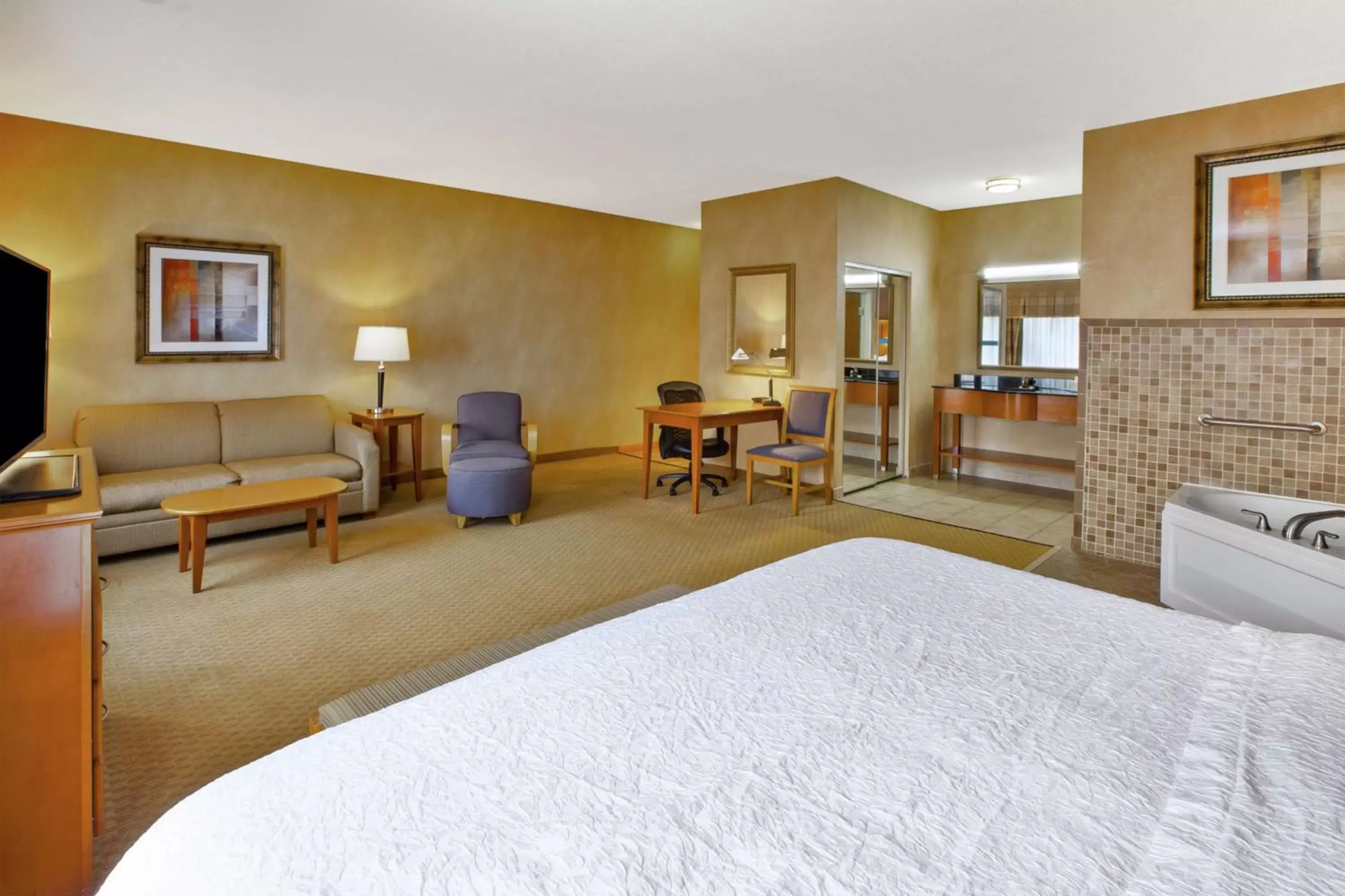 Bed in Hampton Inn Detroit - Shelby Township