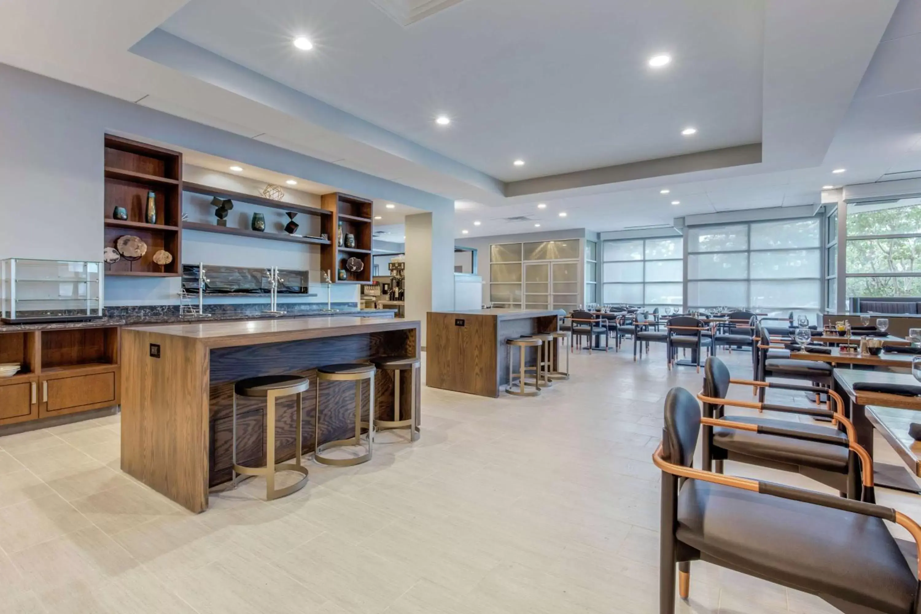 Dining area, Kitchen/Kitchenette in DoubleTree Birmingham Perimeter Park