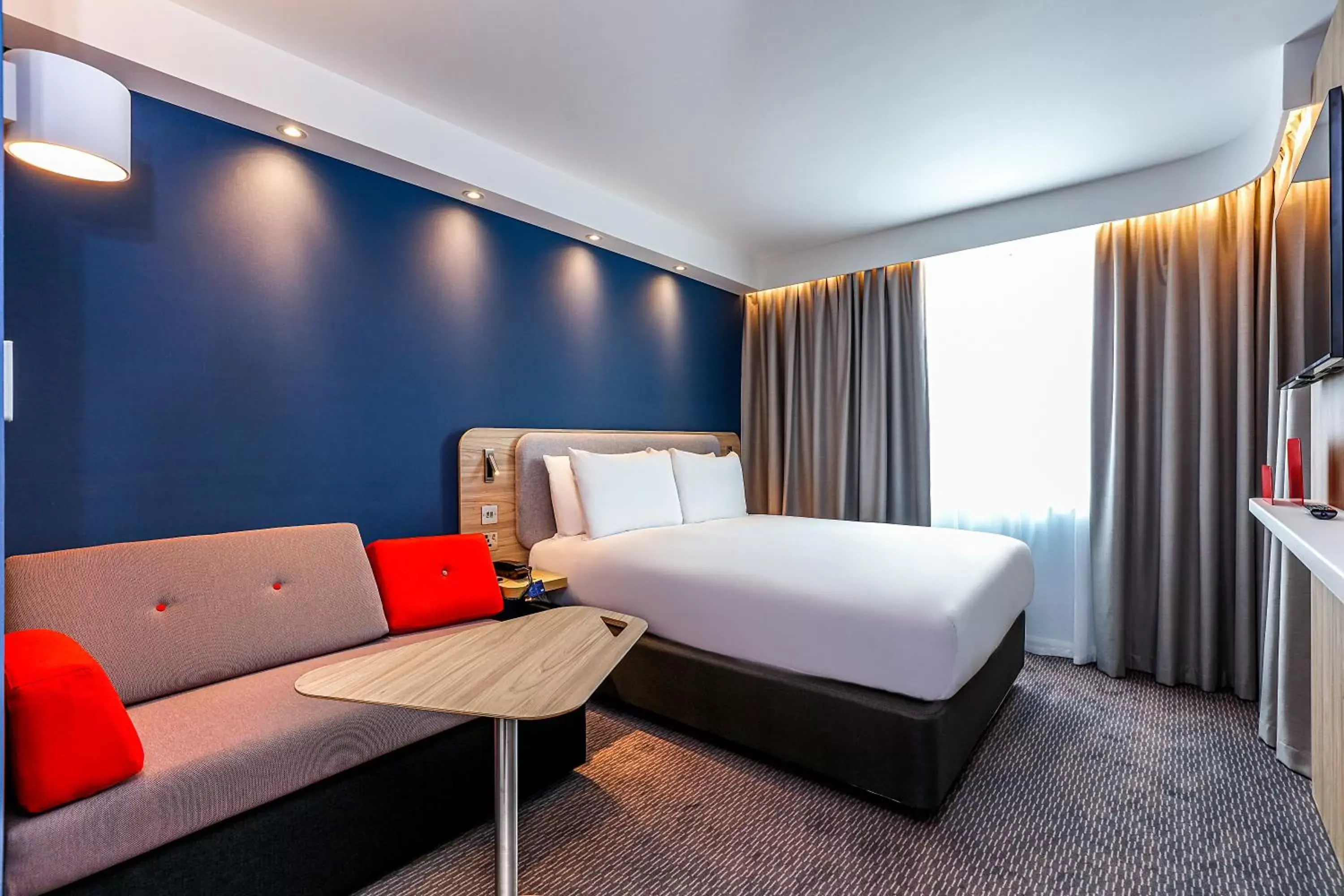 Bed in Holiday Inn Express - Fleet, an IHG Hotel