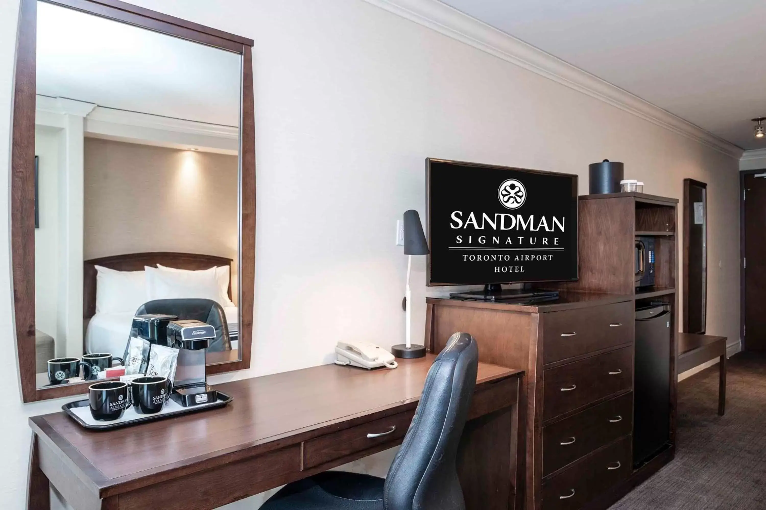 Photo of the whole room, Kitchen/Kitchenette in Sandman Signature Toronto Airport Hotel