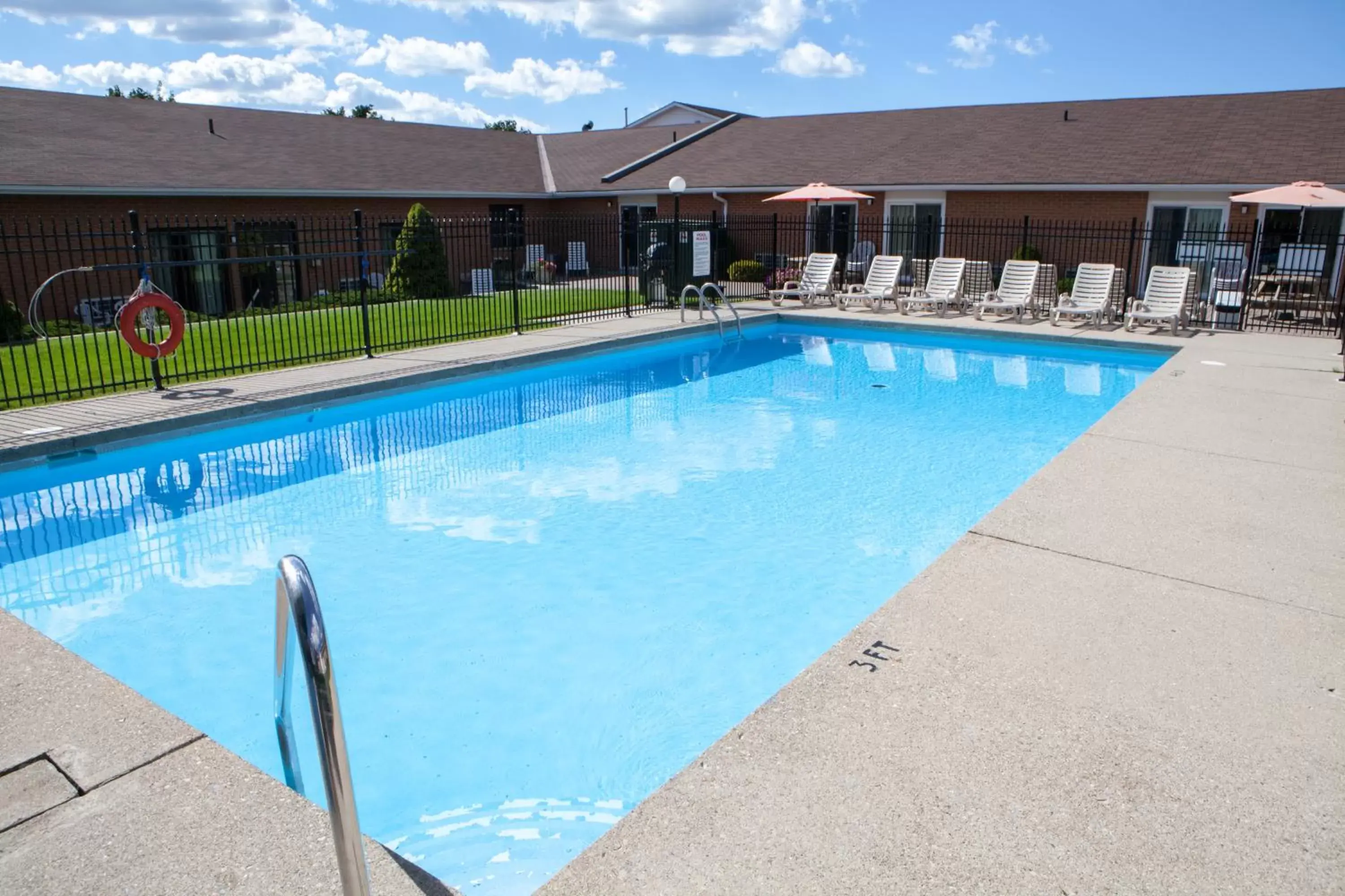 Property building, Swimming Pool in Super 8 by Wyndham Port Elgin