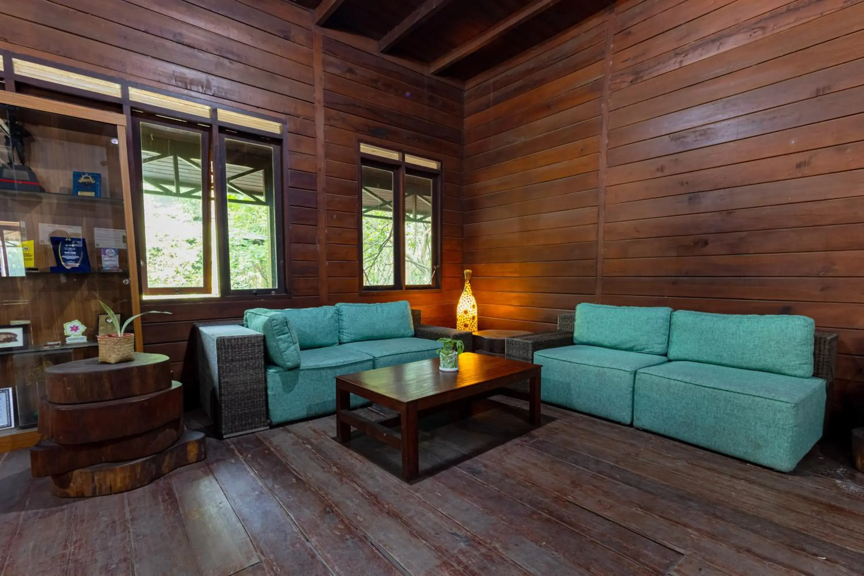 Lobby or reception, Seating Area in RedDoorz Resort @ Taman Wisata Mangrove