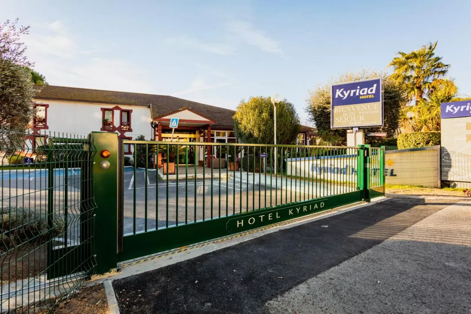 Facade/entrance, Property Building in Kyriad Nîmes Ouest A9