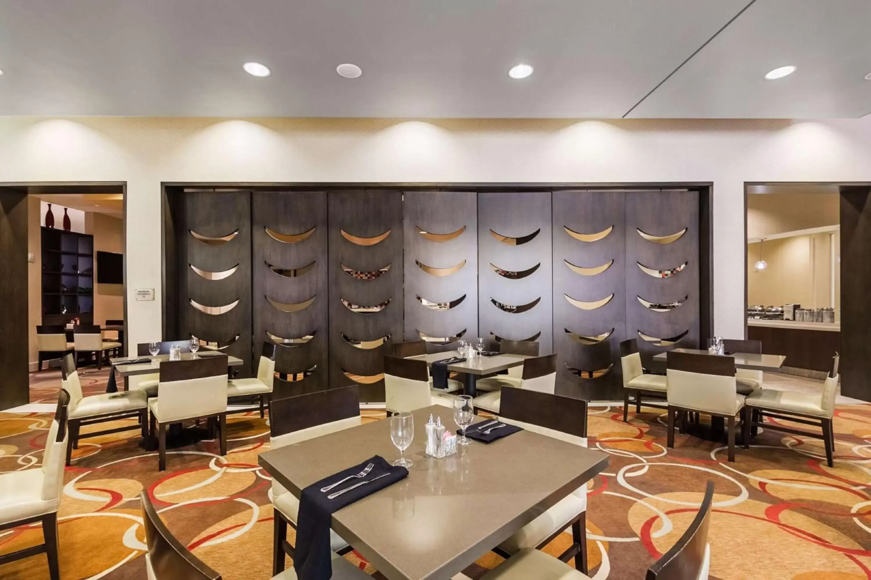 Dining area, Restaurant/Places to Eat in Embassy Suites by Hilton Newark Airport