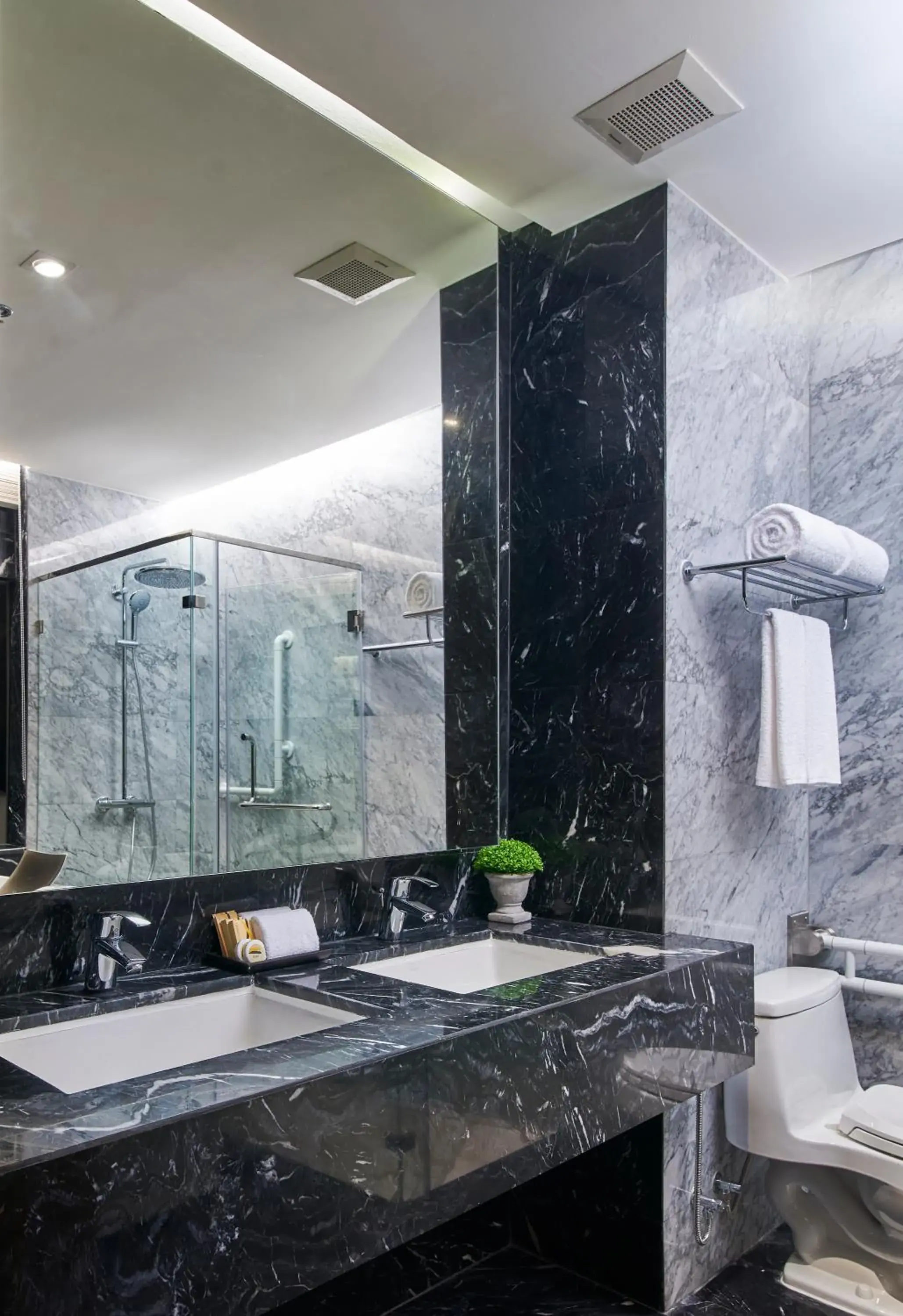 Shower, Bathroom in Amp Am House Bangkok Hotel