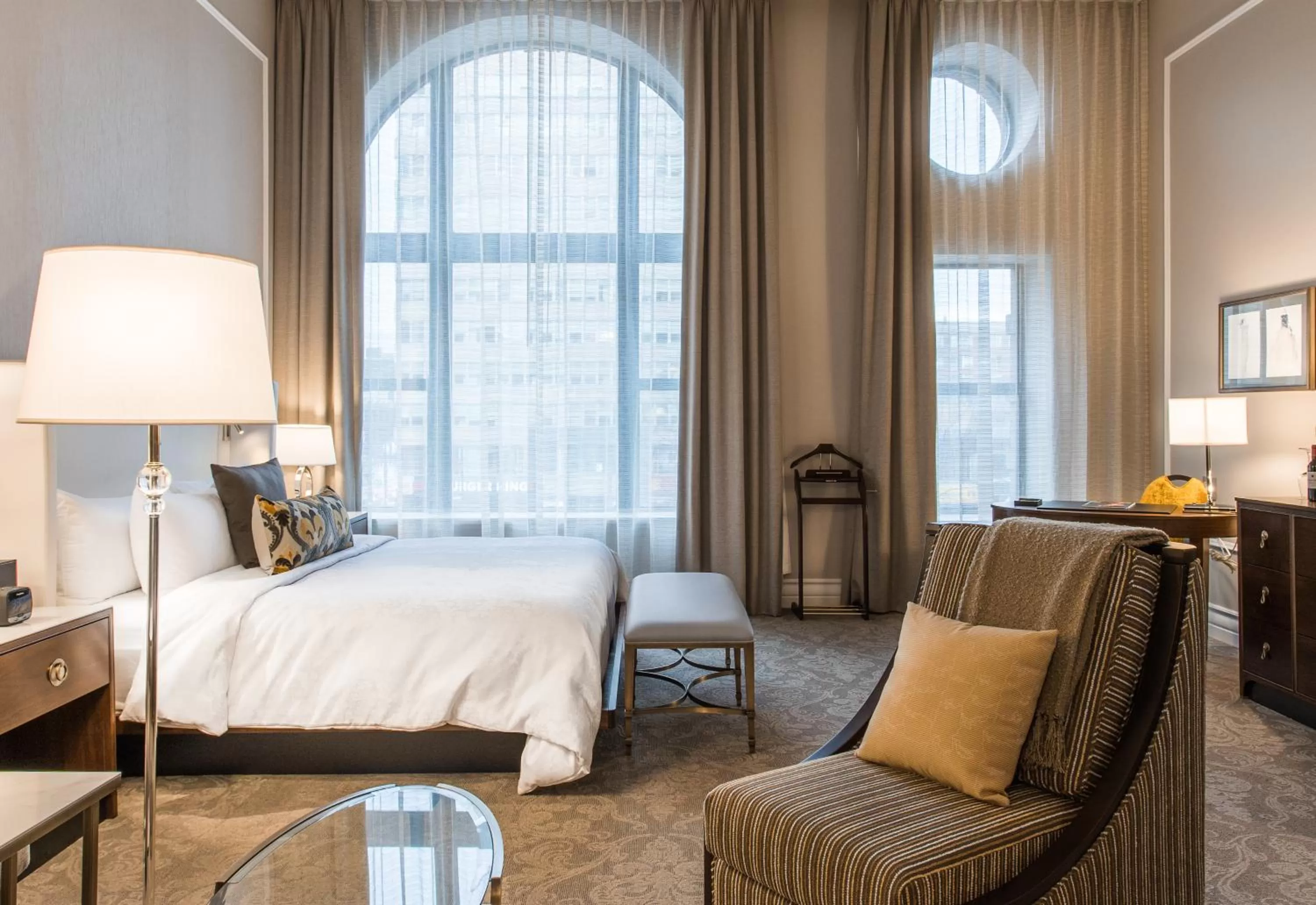 Photo of the whole room, Bed in Hôtel Birks Montréal