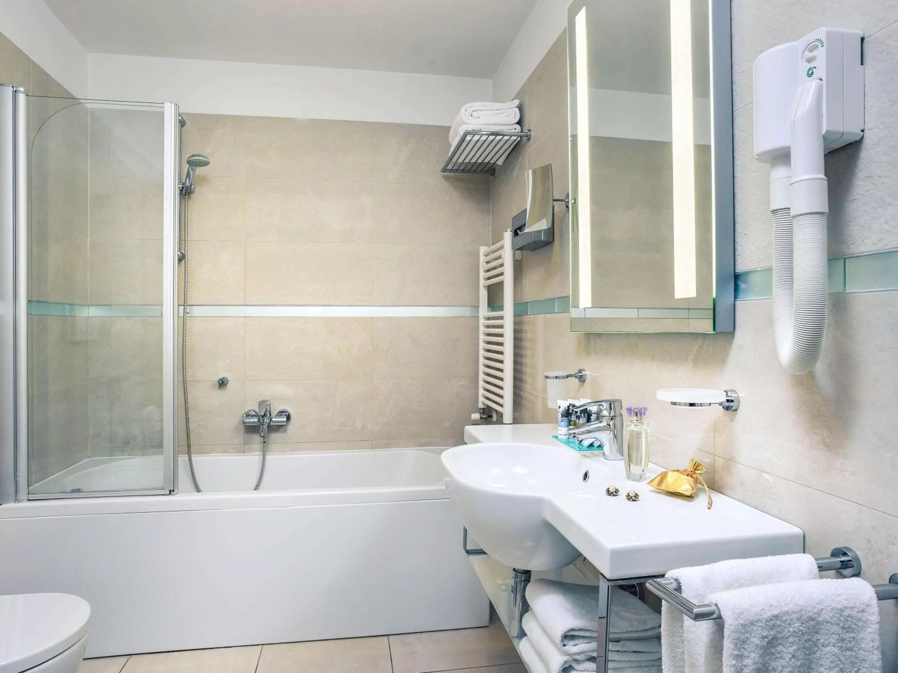 Photo of the whole room, Bathroom in Mercure Hotel Rimini Artis