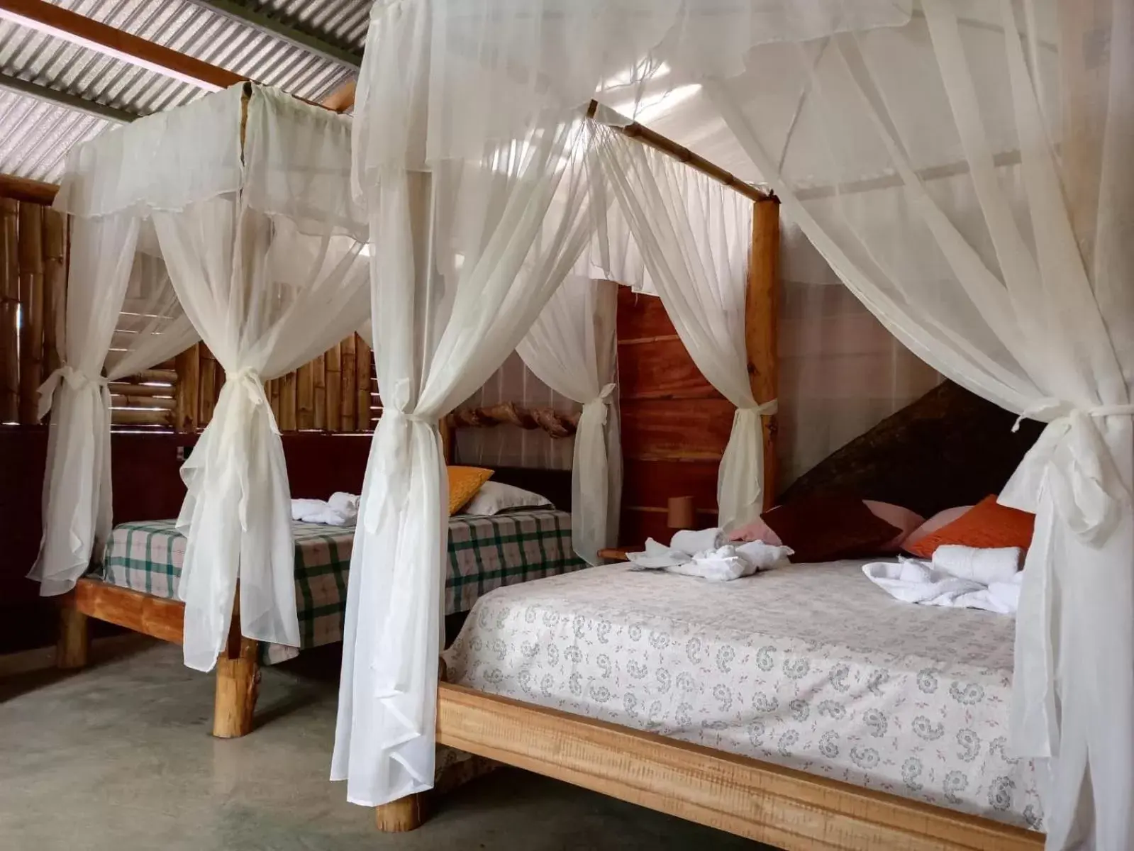 Bed in Iguanitas Lodge