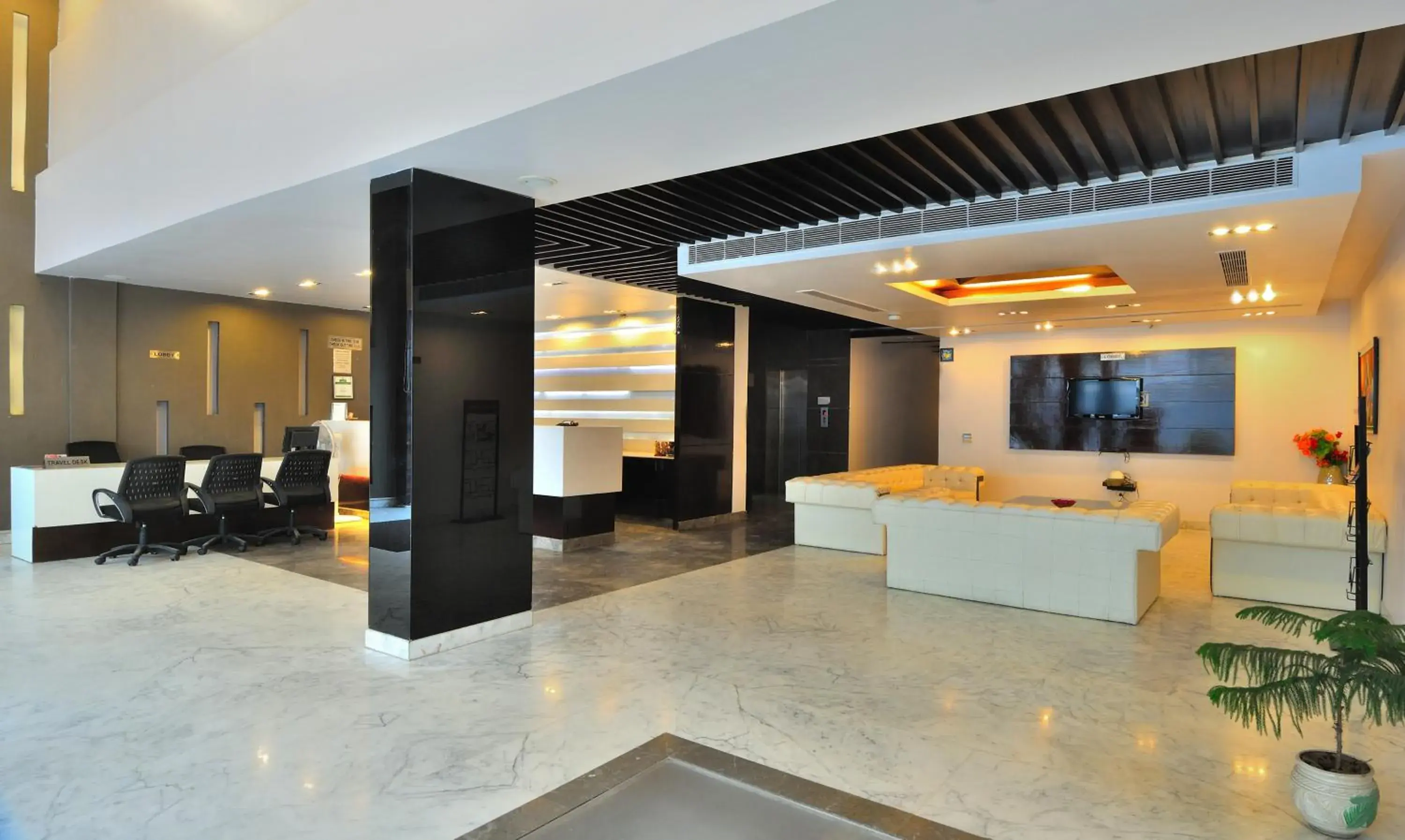 Lobby or reception, Lounge/Bar in Hotel Elegance