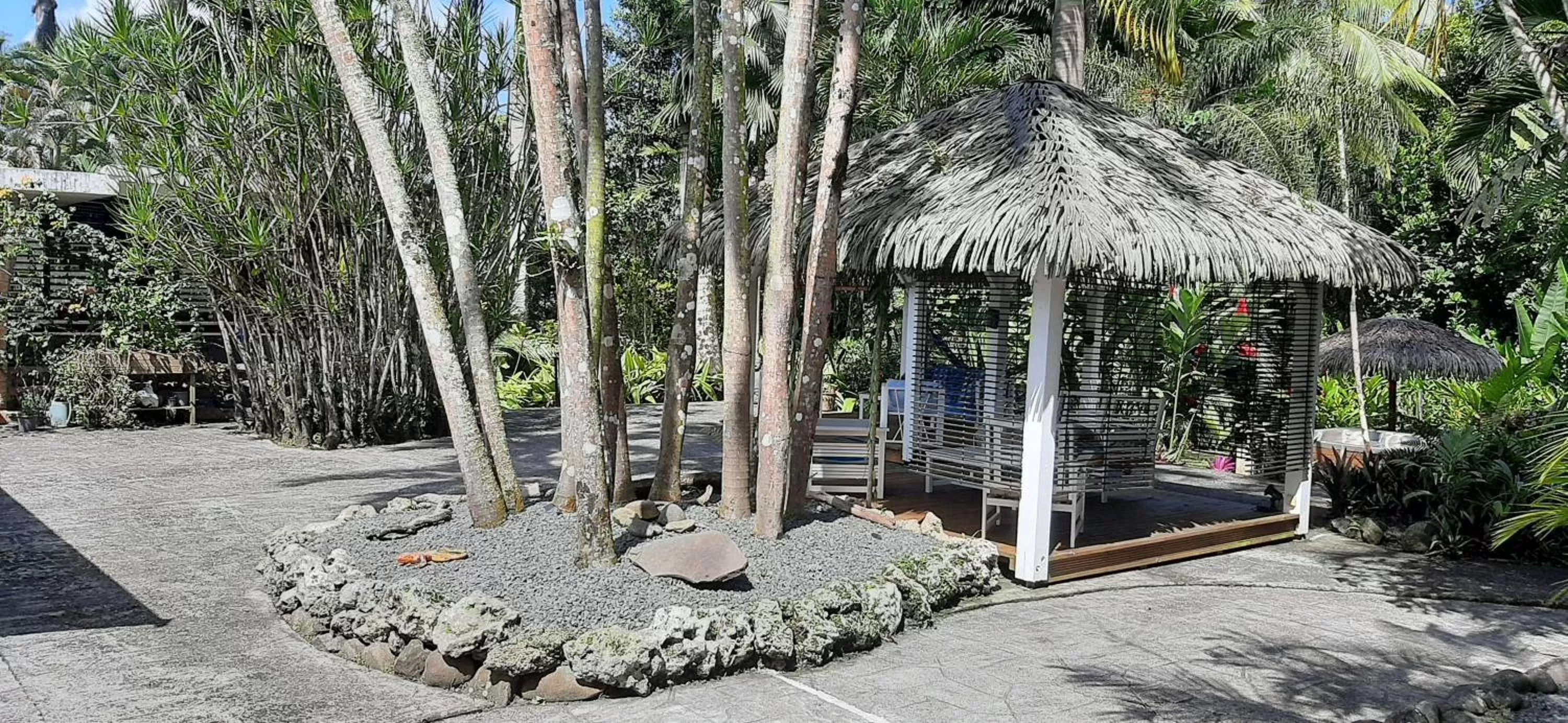 Garden view in Les Gîtes de la Lézarde