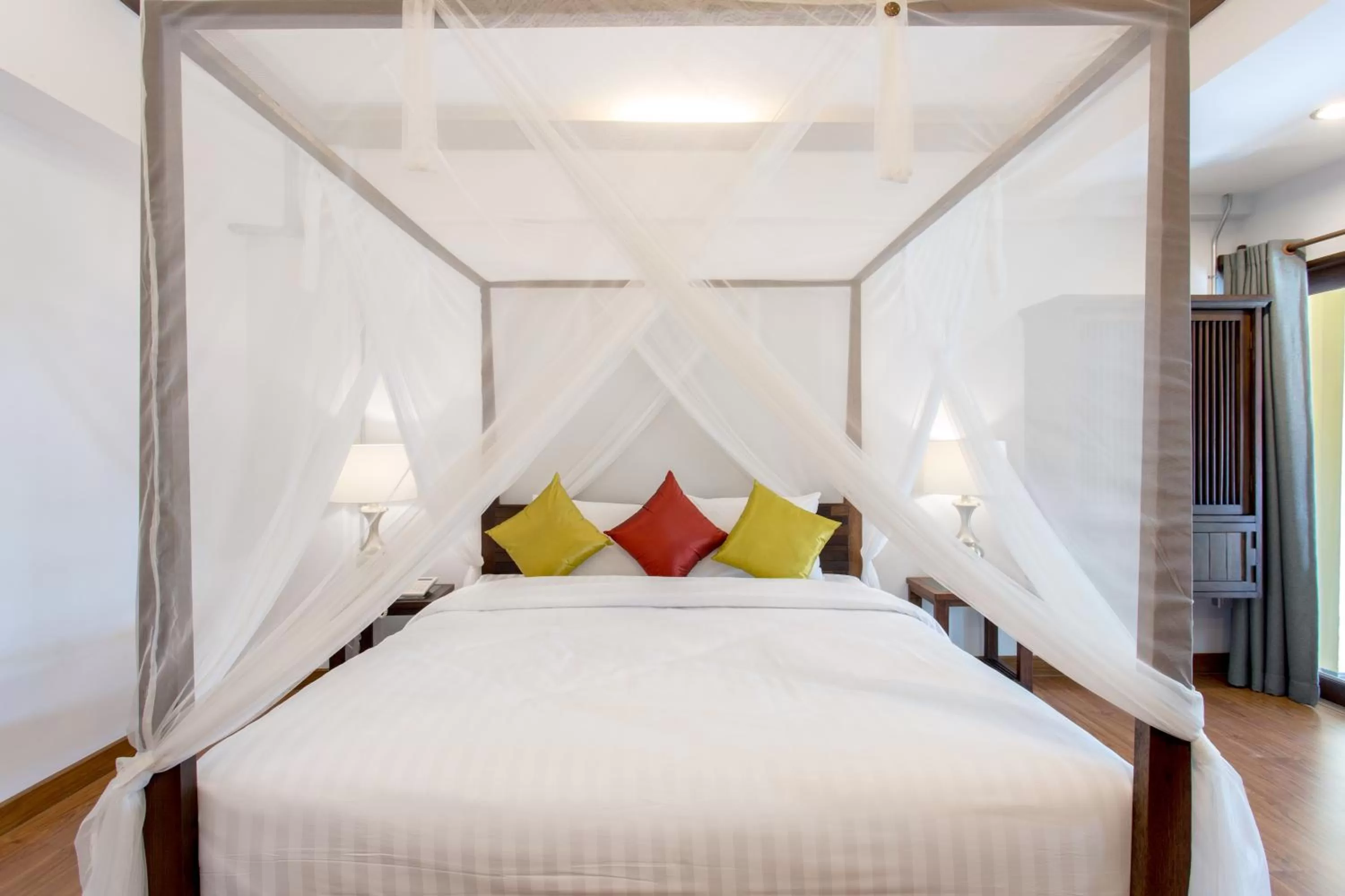 Photo of the whole room, Bed in Night Bazaar Inn