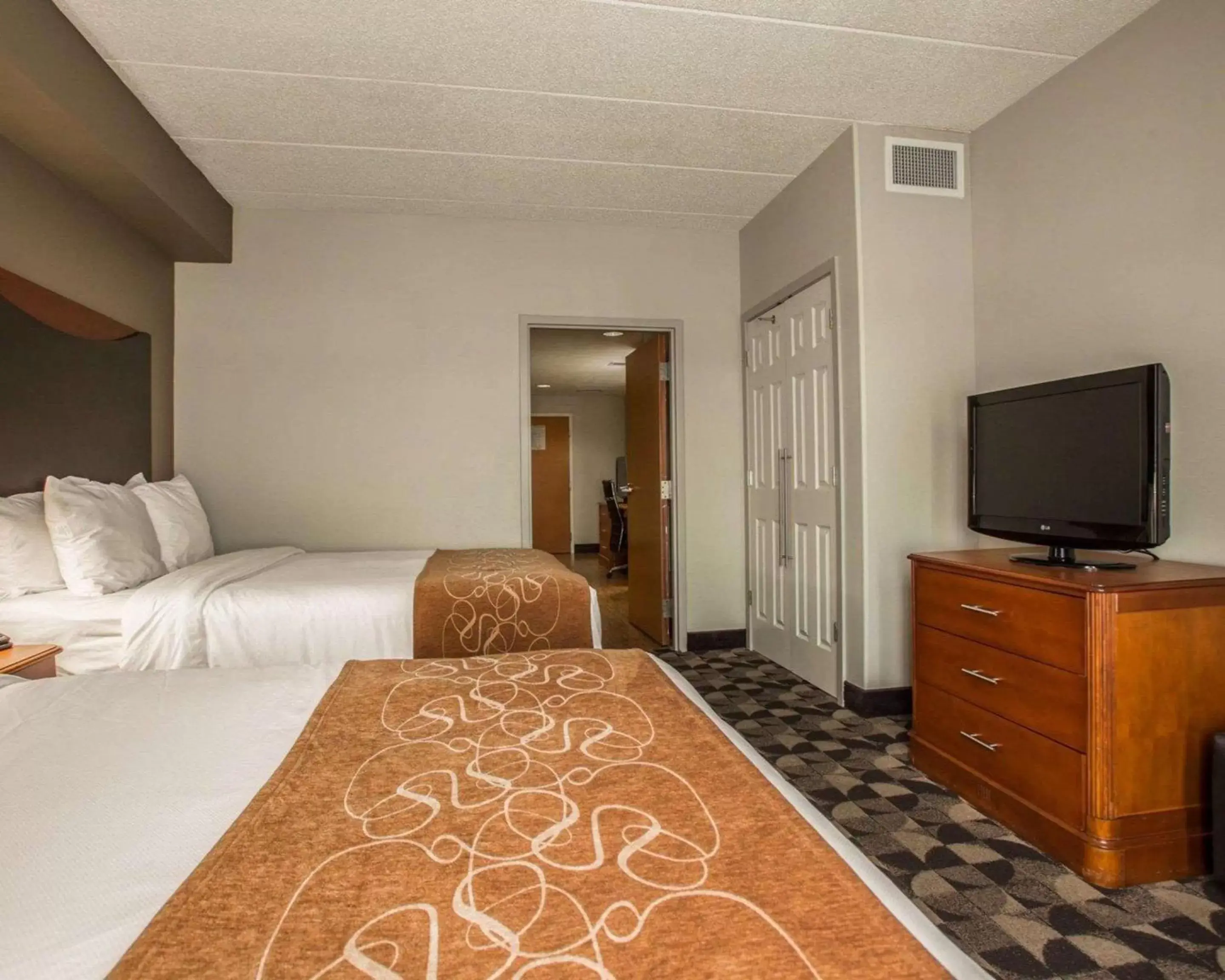 Photo of the whole room, Bed in Comfort Suites Columbia at Harbison