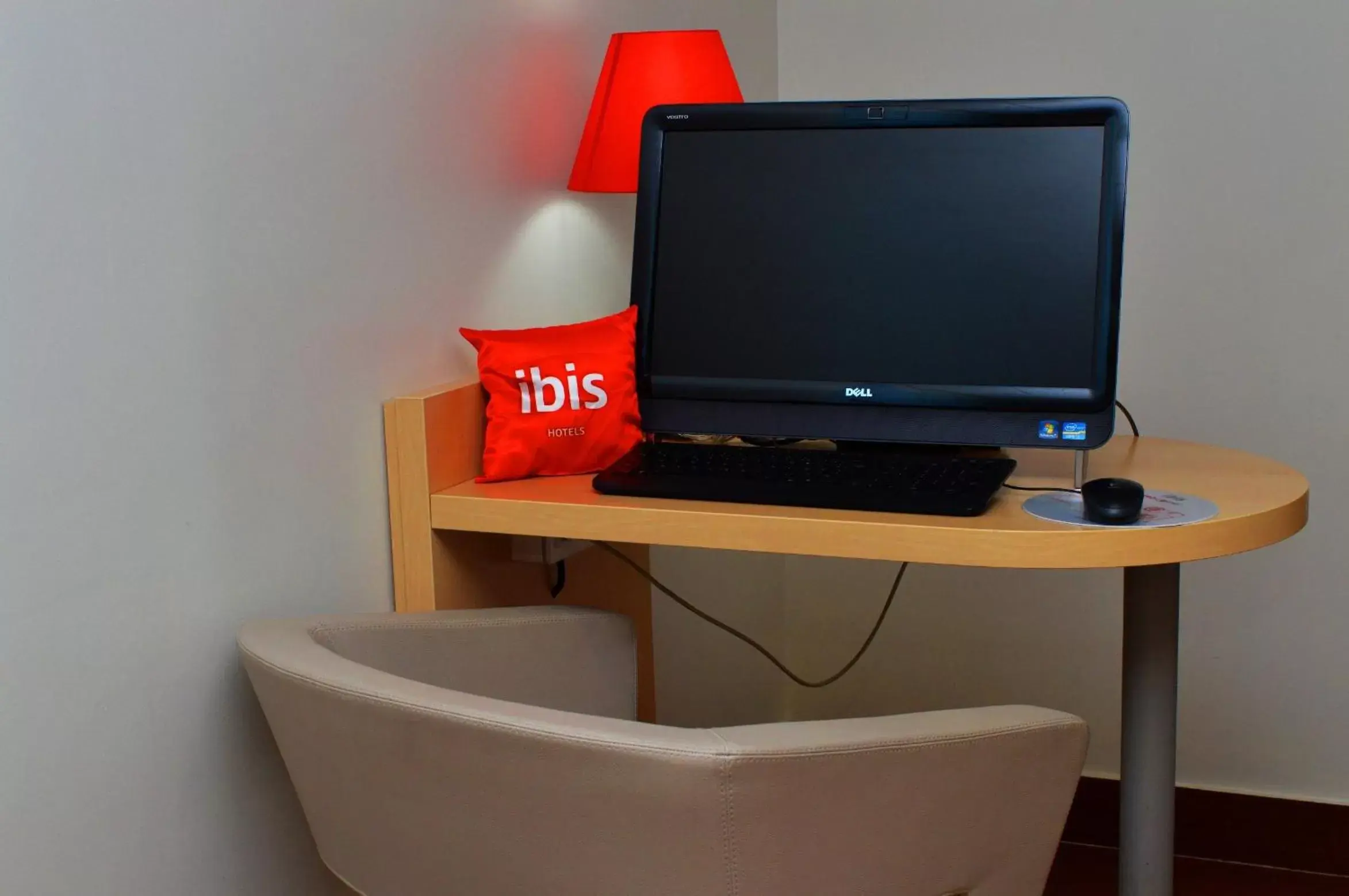 Seating area, TV/Entertainment Center in ibis Bordeaux Saint Emilion