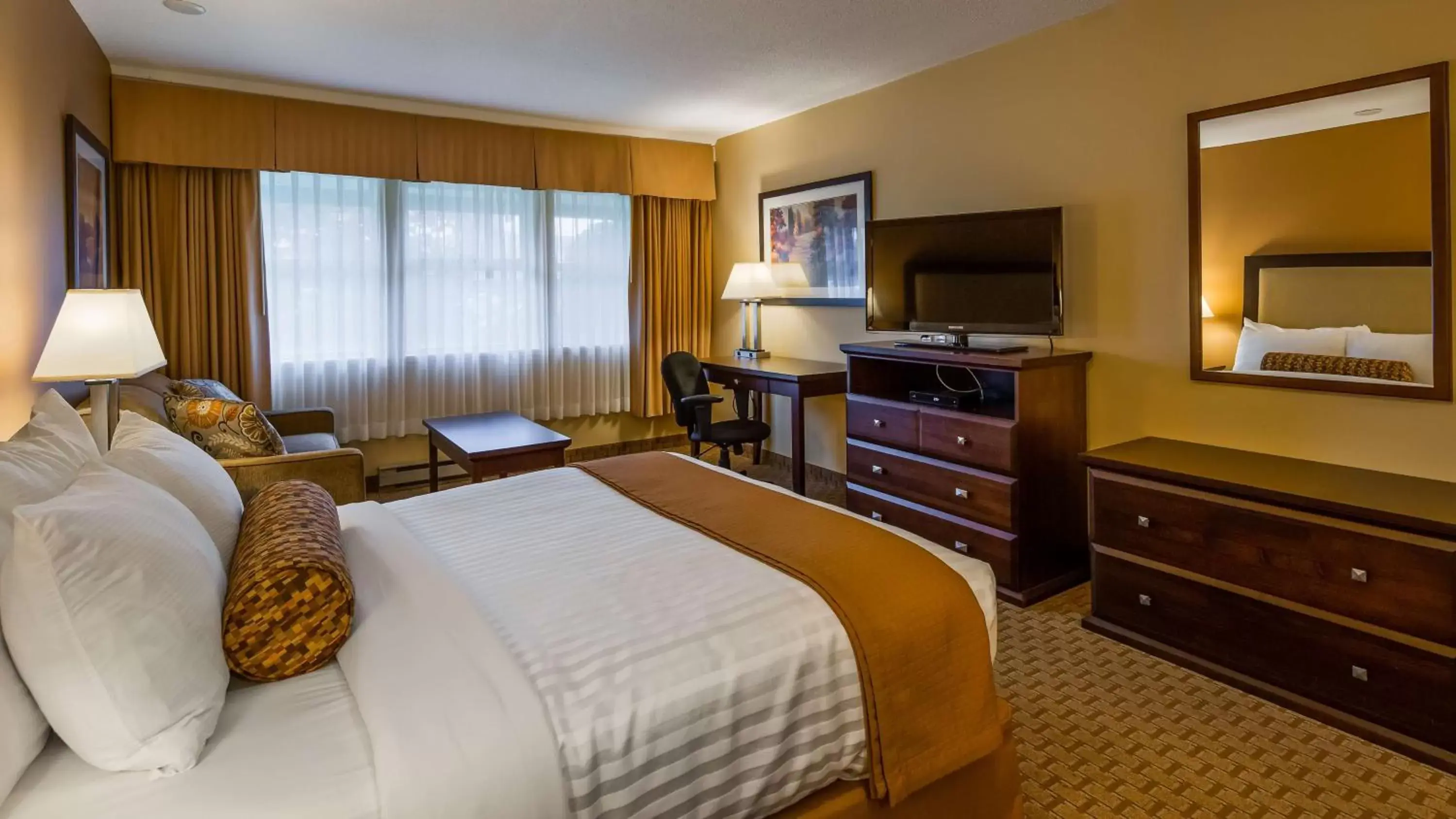 Photo of the whole room, TV/Entertainment Center in Best Western Plus Emerald Isle Hotel