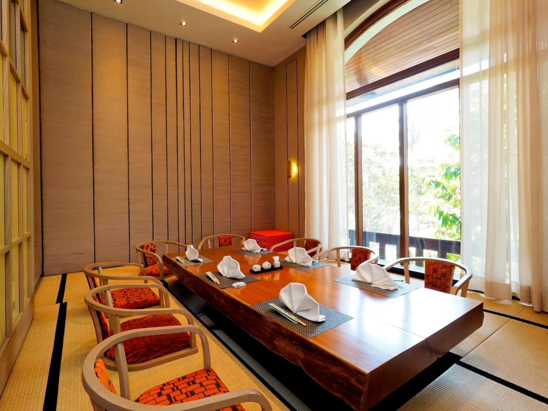 Restaurant/places to eat in Chatrium Hotel Royal Lake Yangon