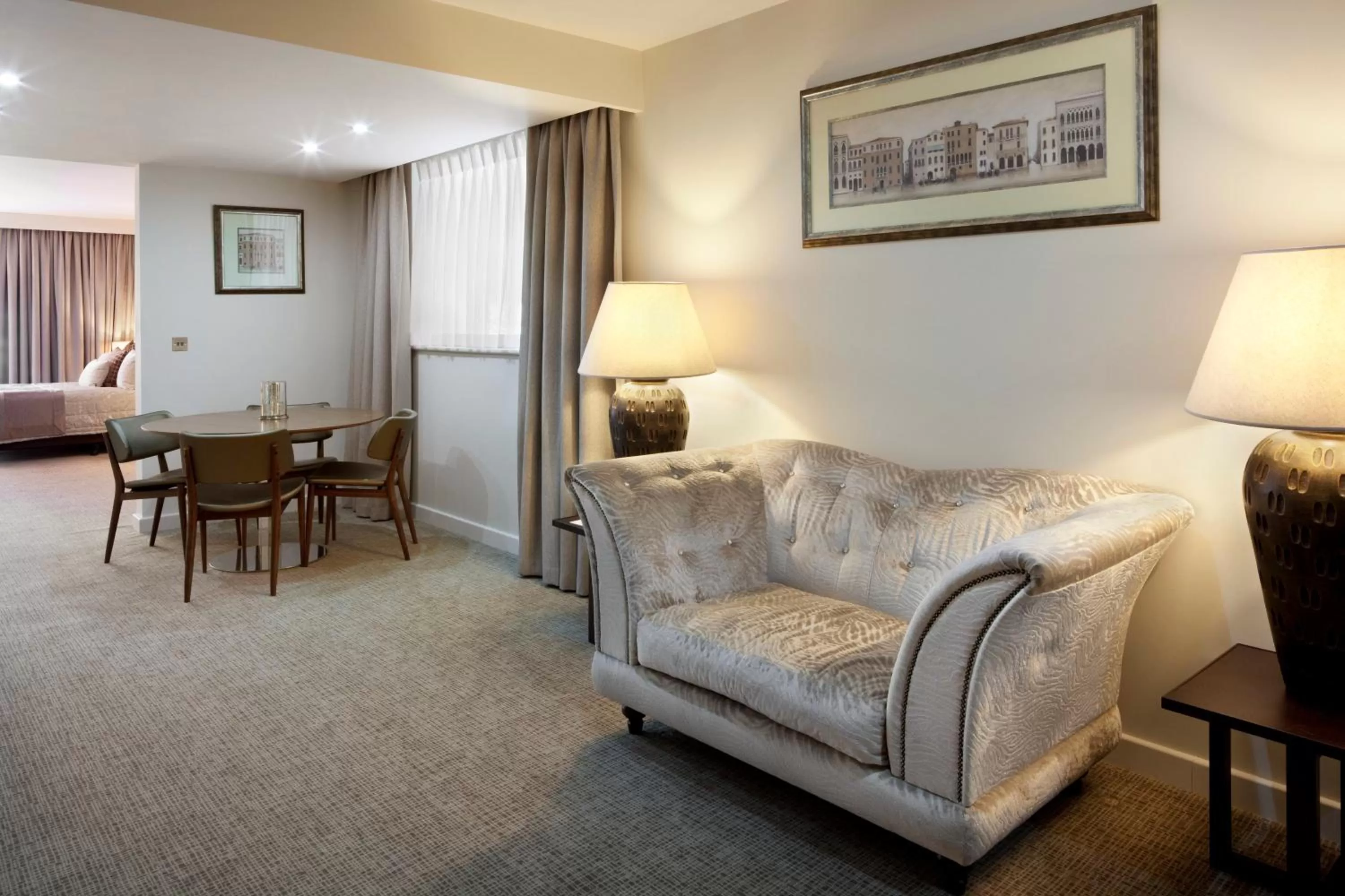 Photo of the whole room, Seating Area in Holiday Inn Winchester, an IHG Hotel