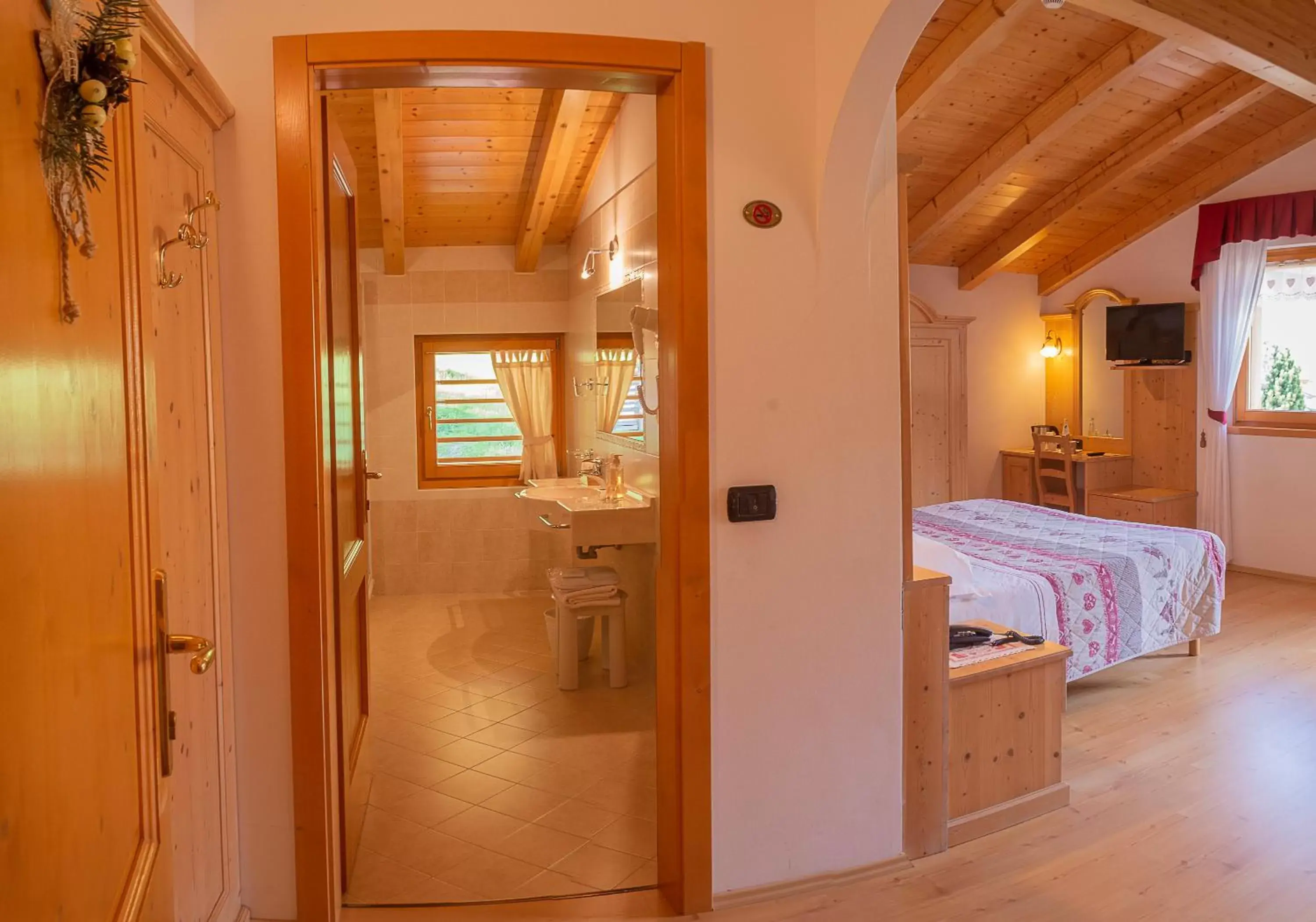 Bathroom, Bed in Hotel Garnì Sant'Antonio con Spa