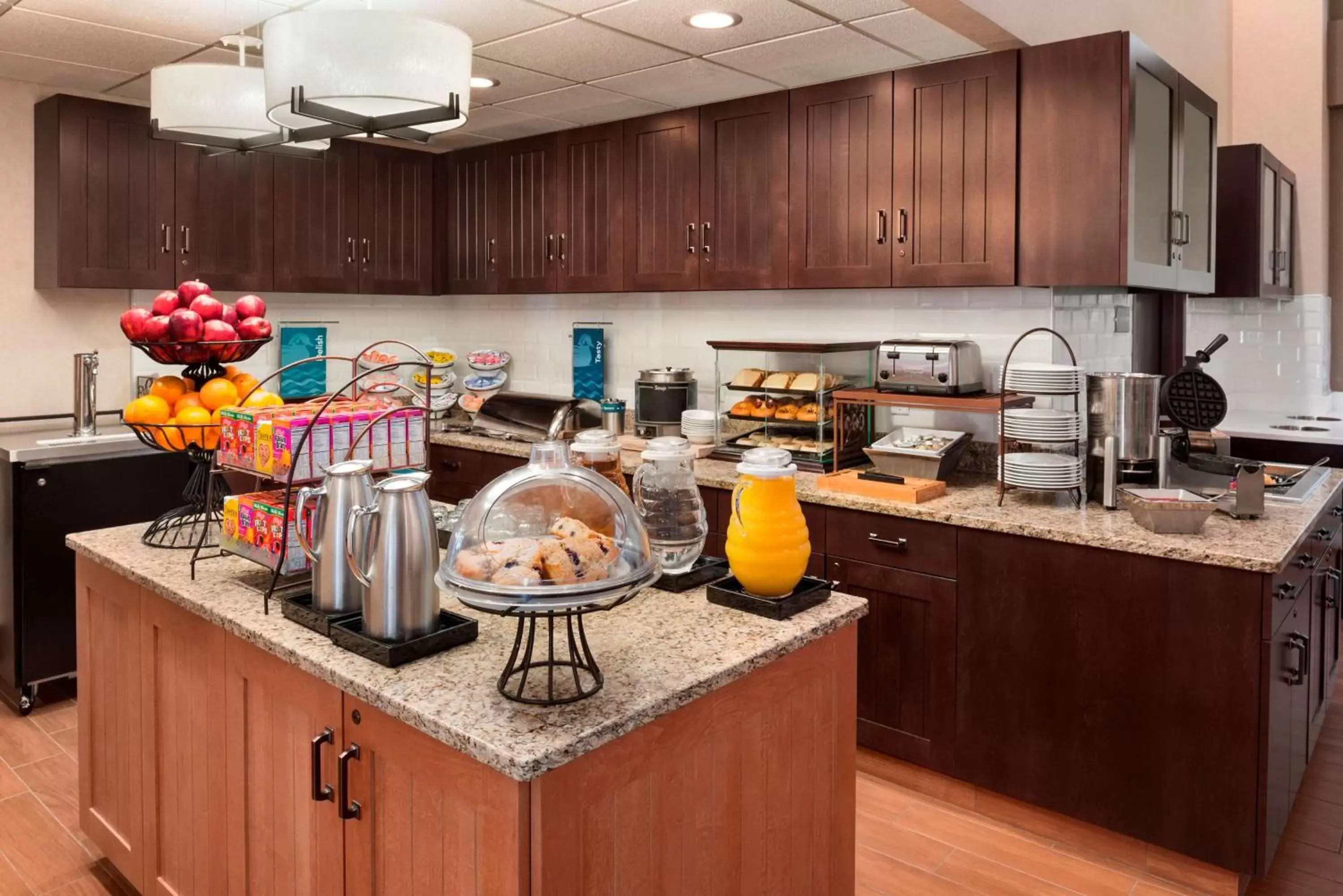 Breakfast, Kitchen/Kitchenette in Homewood Suites by Hilton Columbus-Hilliard