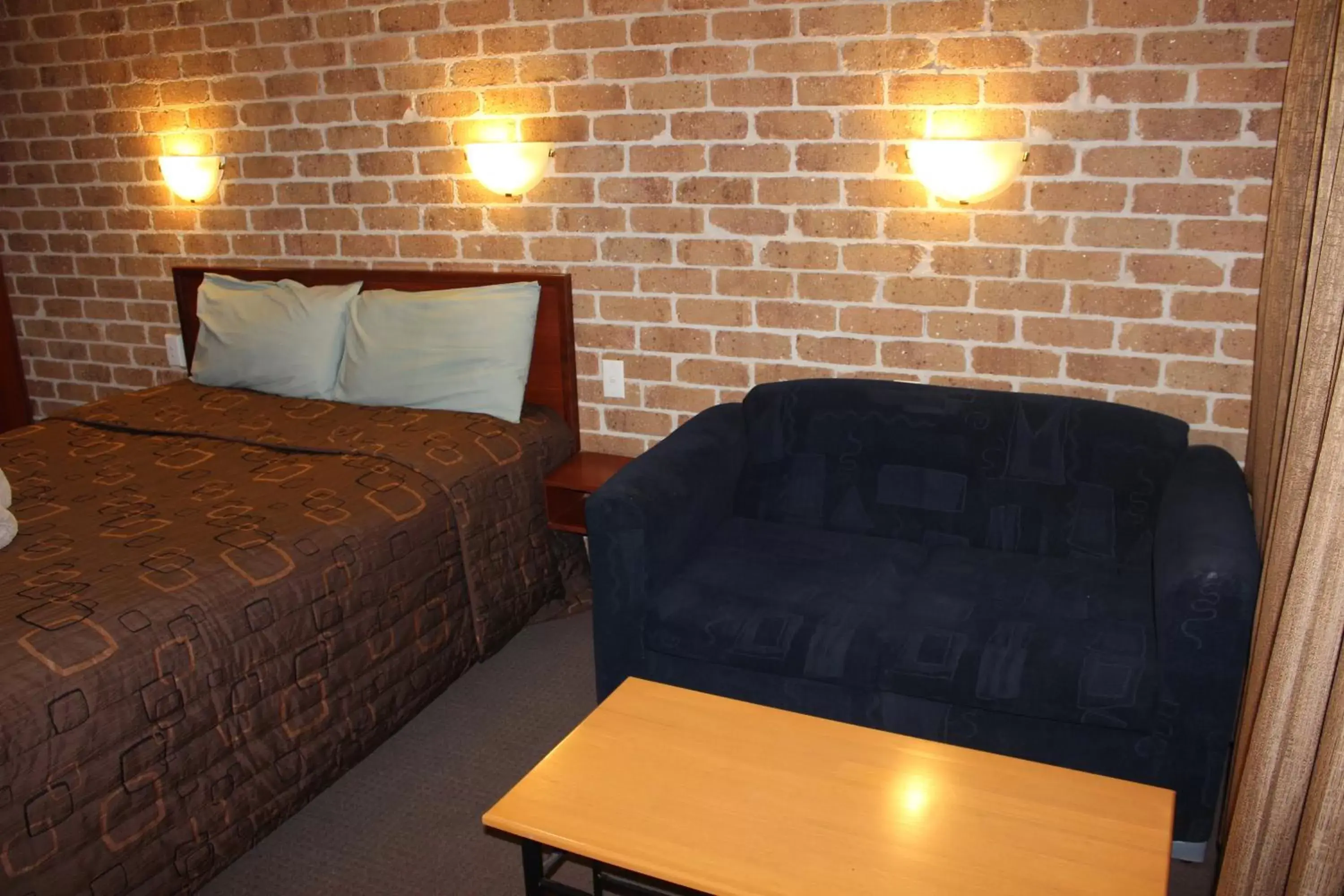 Bed in Acacia Motor Inn