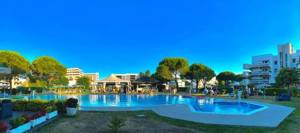 Garden, Swimming Pool in Hotel Falcone