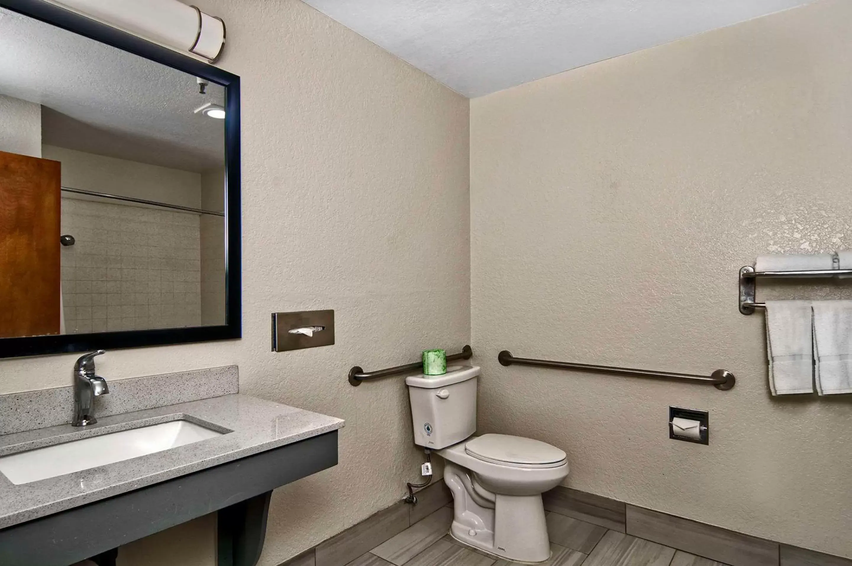 Bedroom, Bathroom in Quality Inn & Suites South San Jose - Morgan Hill