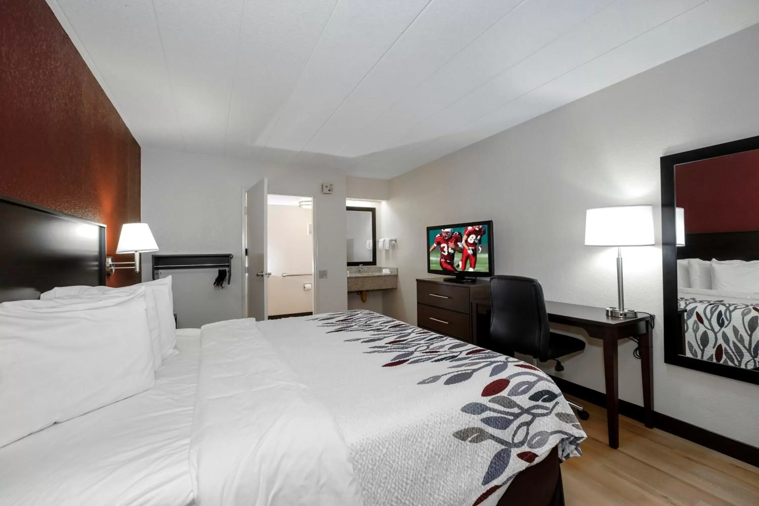 Bedroom, TV/Entertainment Center in Red Roof Inn Cleveland - Medina