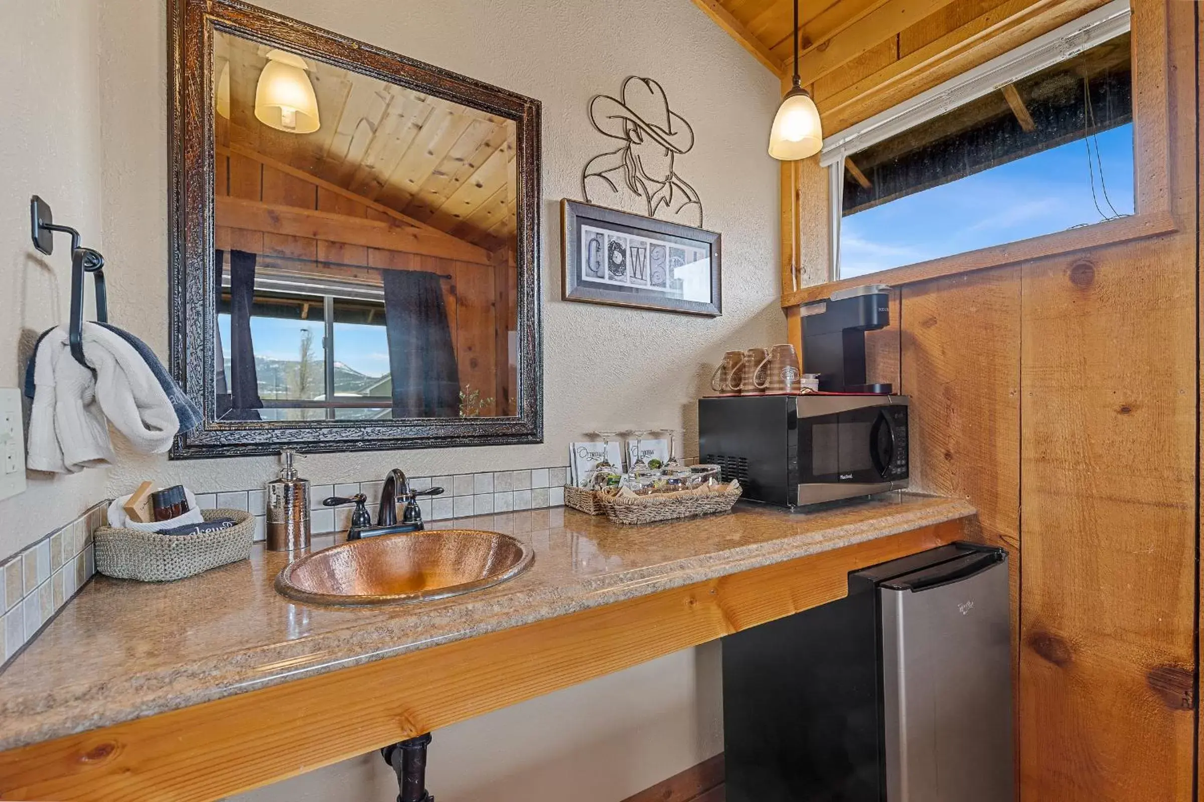 minibar, Bathroom in Trapper's Rendezvous