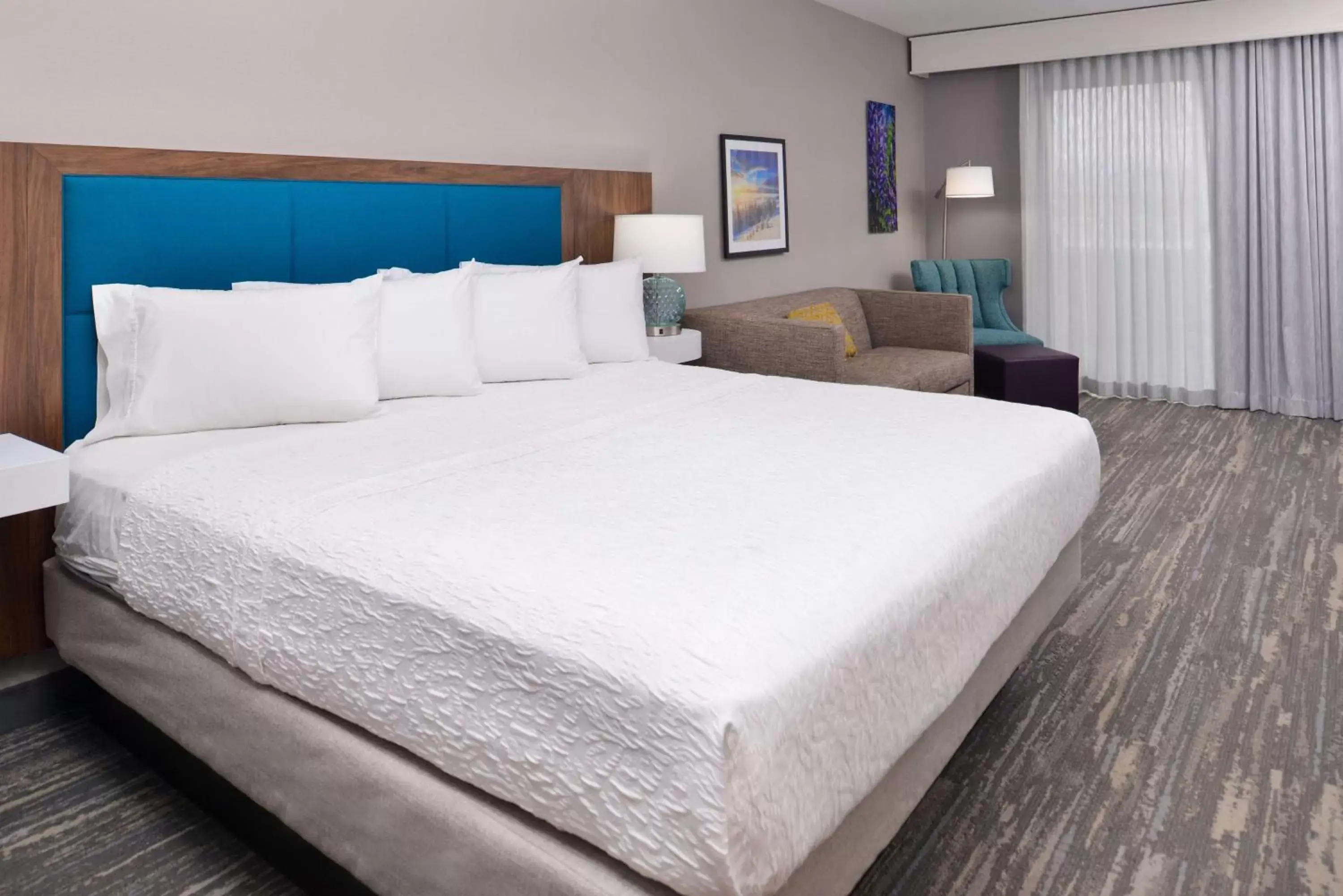 Living room, Bed in Hampton Inn & Suites Boise/Spectrum