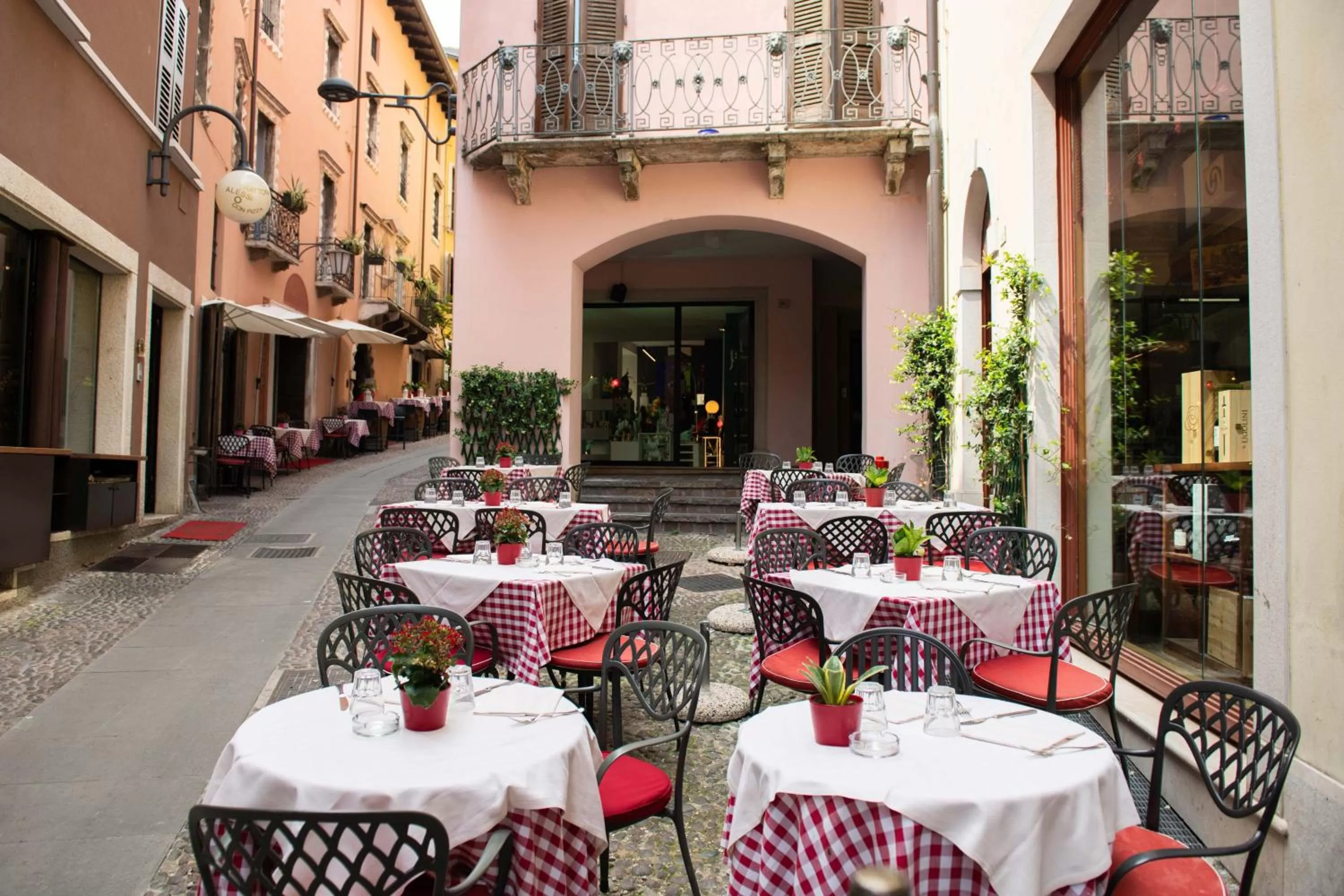 Restaurant/places to eat in Alessi Hotel Trattoria