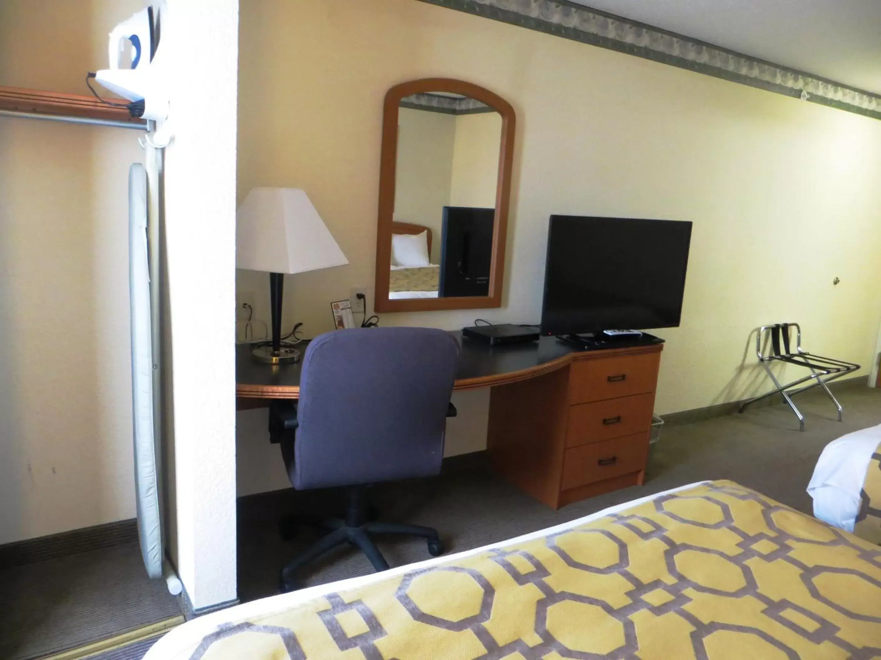 TV and multimedia, TV/Entertainment Center in Baymont by Wyndham Fort Wayne