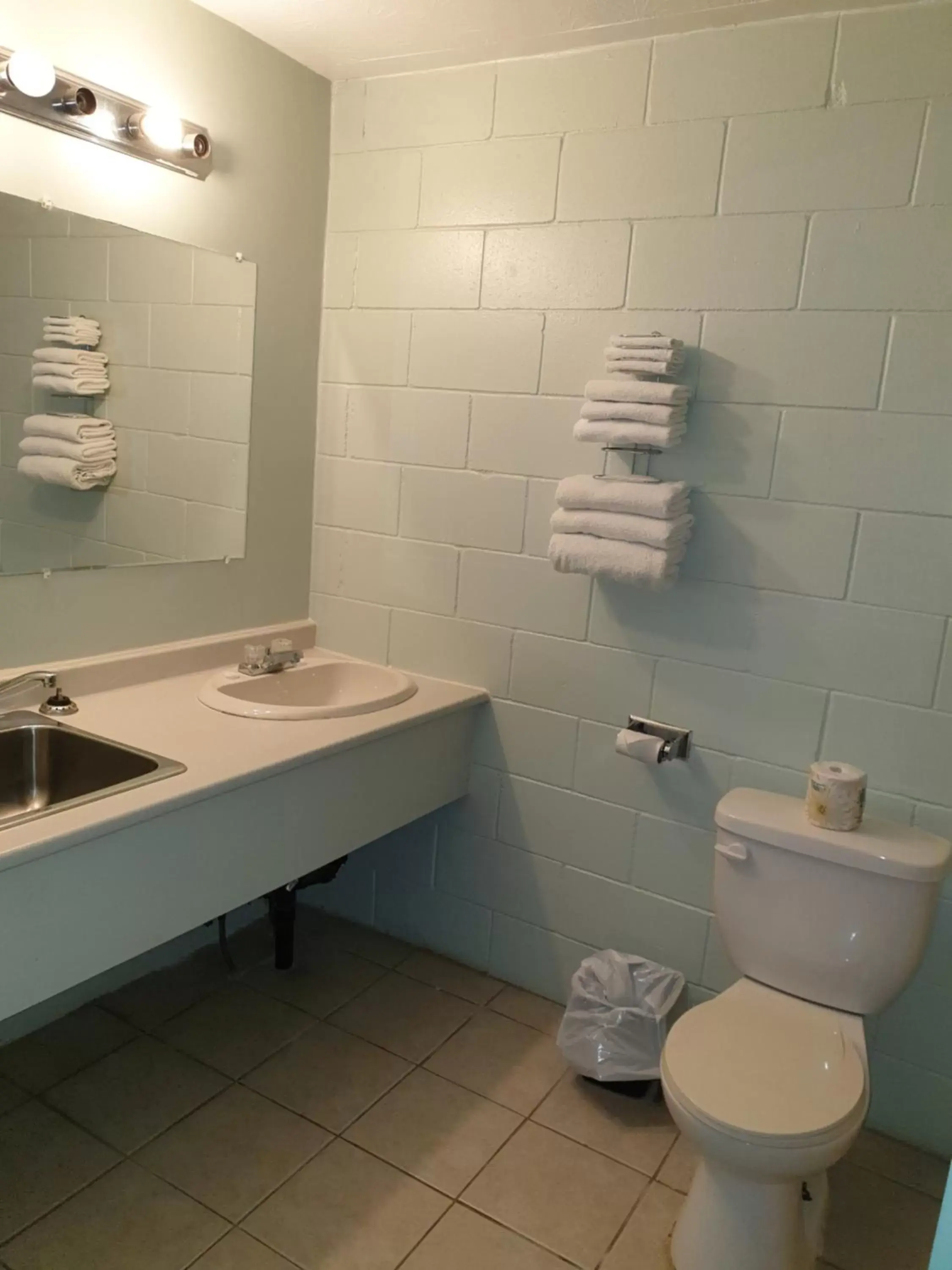 Bathroom in Chimo Motel