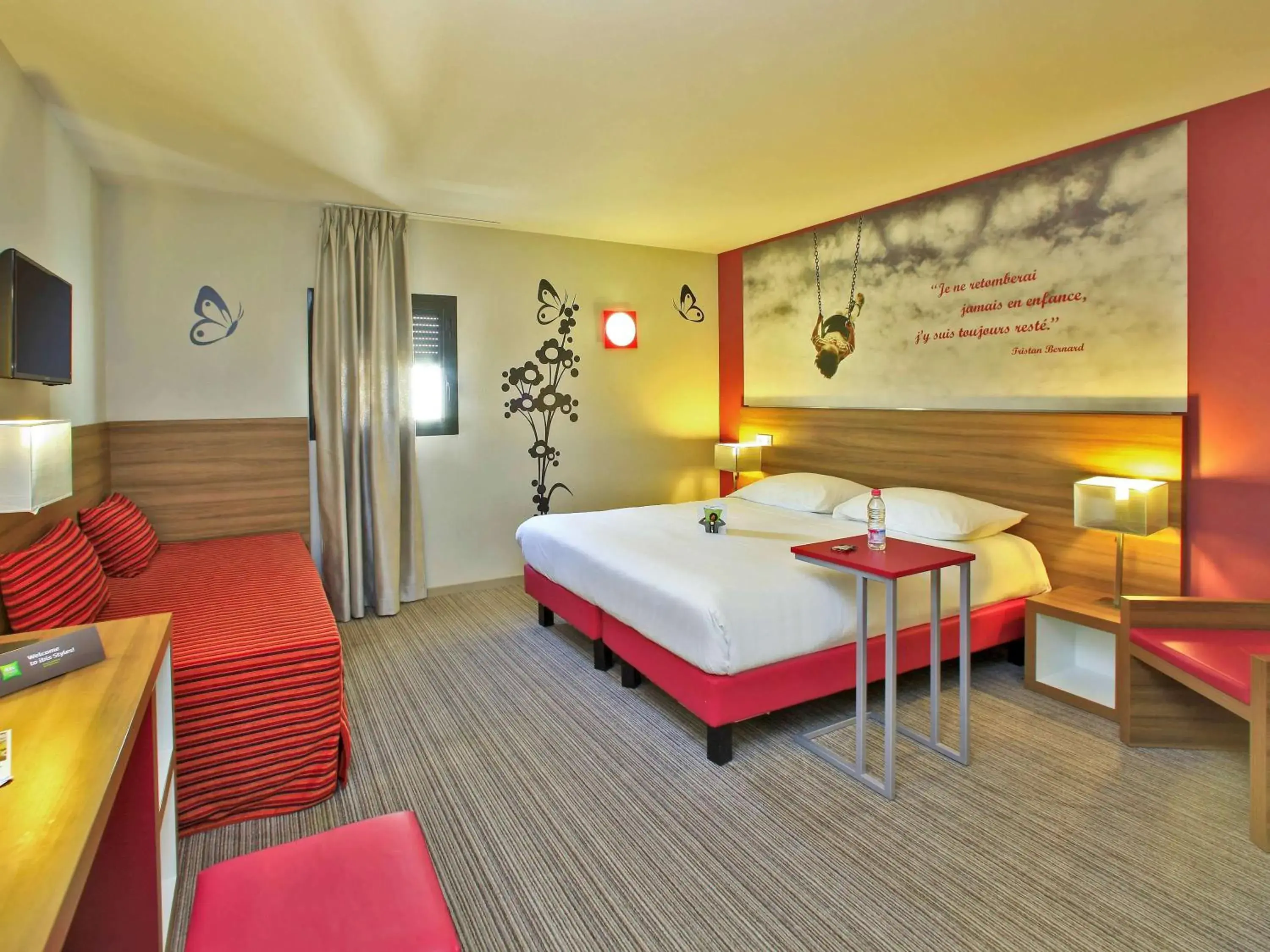 Photo of the whole room in ibis Styles Castres