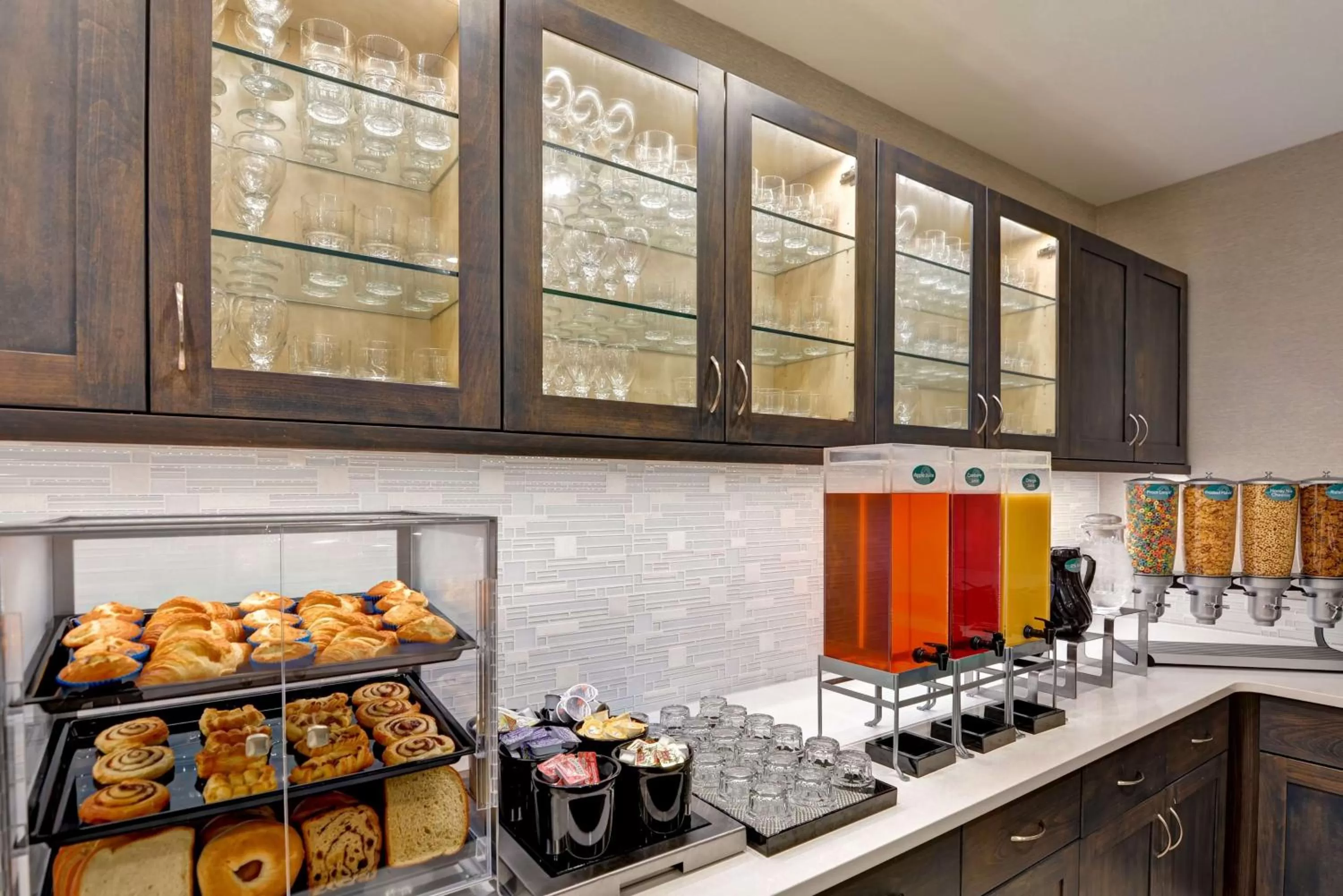 Dining area in Homewood Suites by Hilton New Orleans Westbank