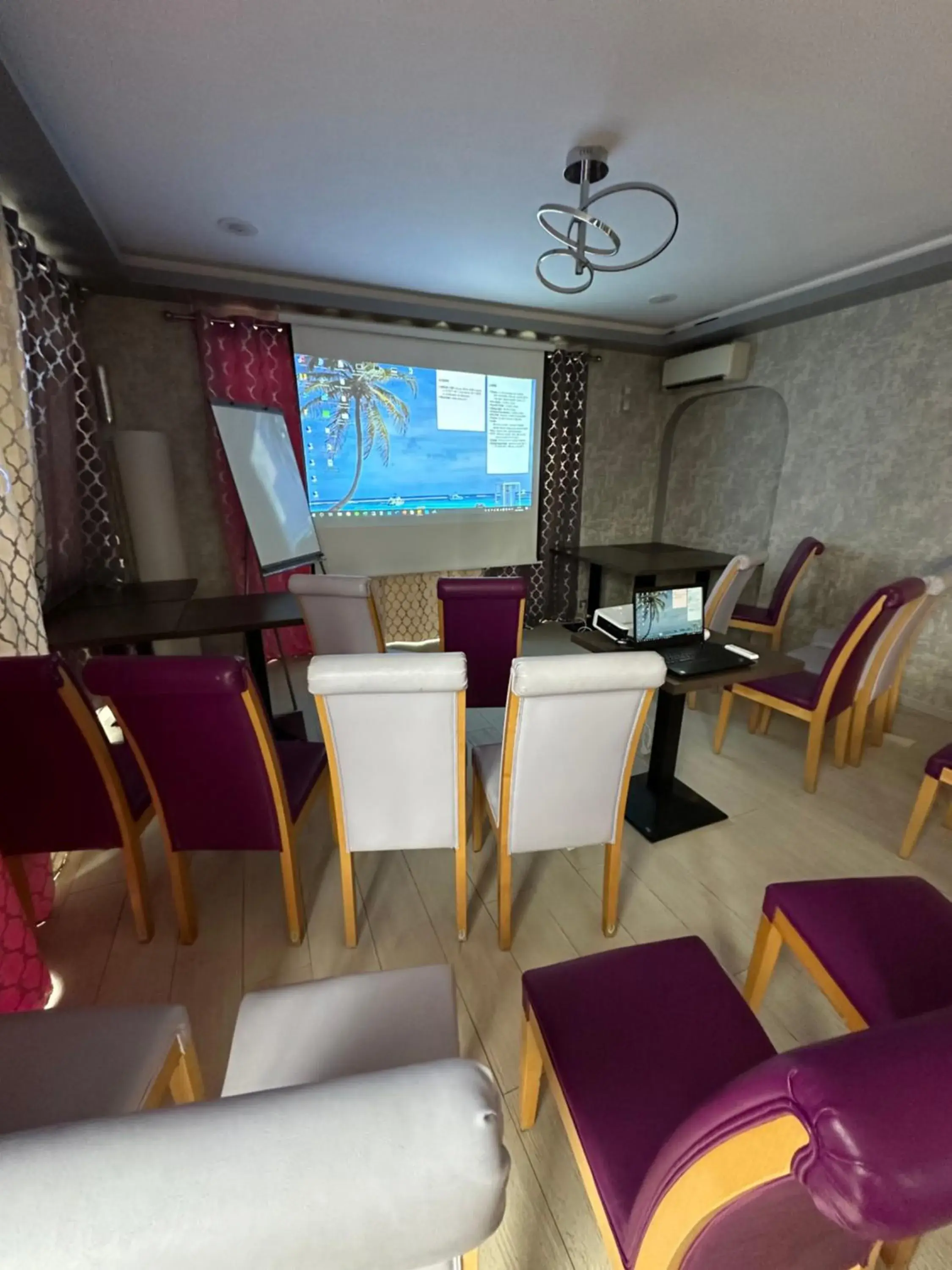 Property building in Comfort Hotel Orléans Olivet Property building in Comfort Hotel Orléans Olivet