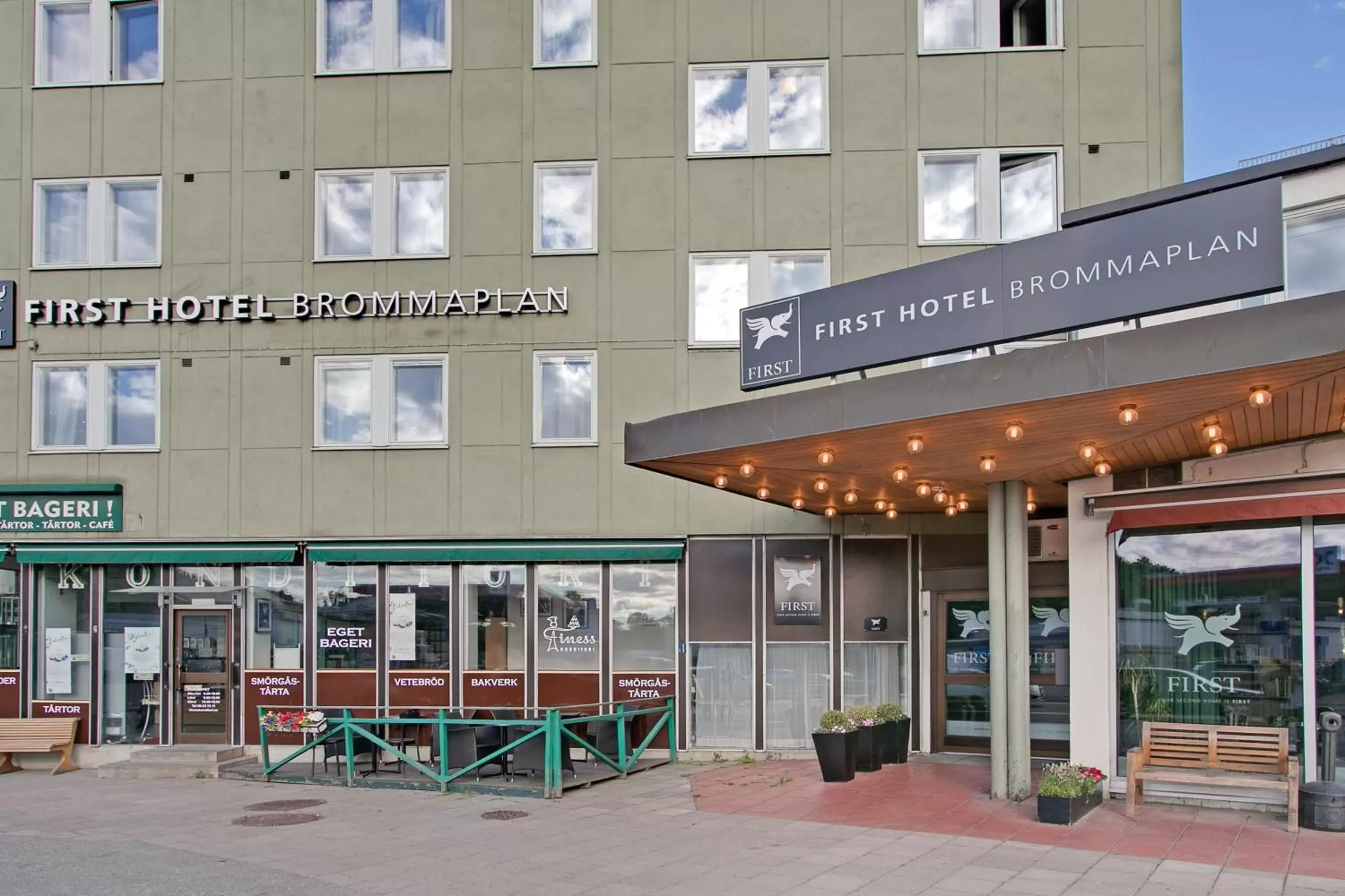 Facade/entrance in First Hotel Brommaplan