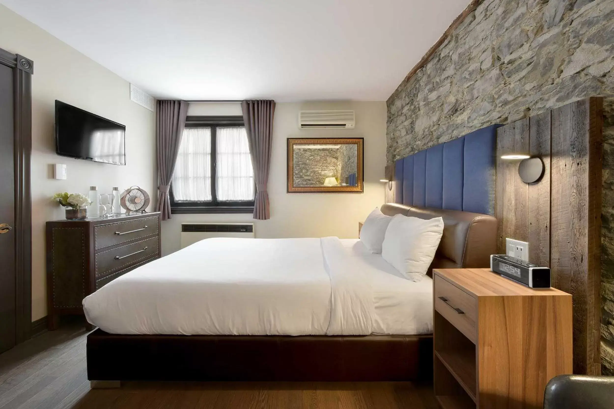 Photo of the whole room, Bed in Hotel Épik Montréal