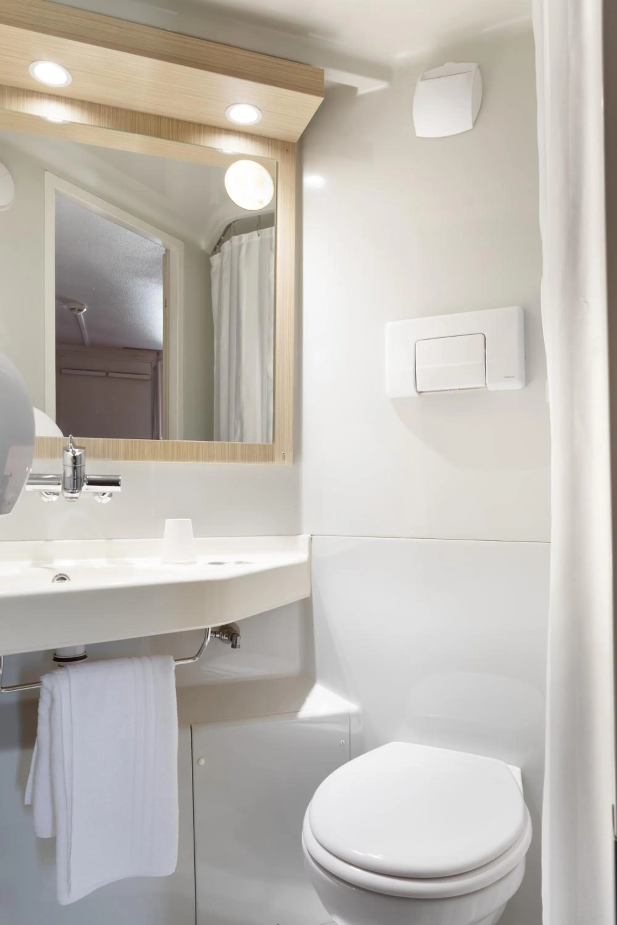 Bathroom in Première Classe Châlons-en-Champagne