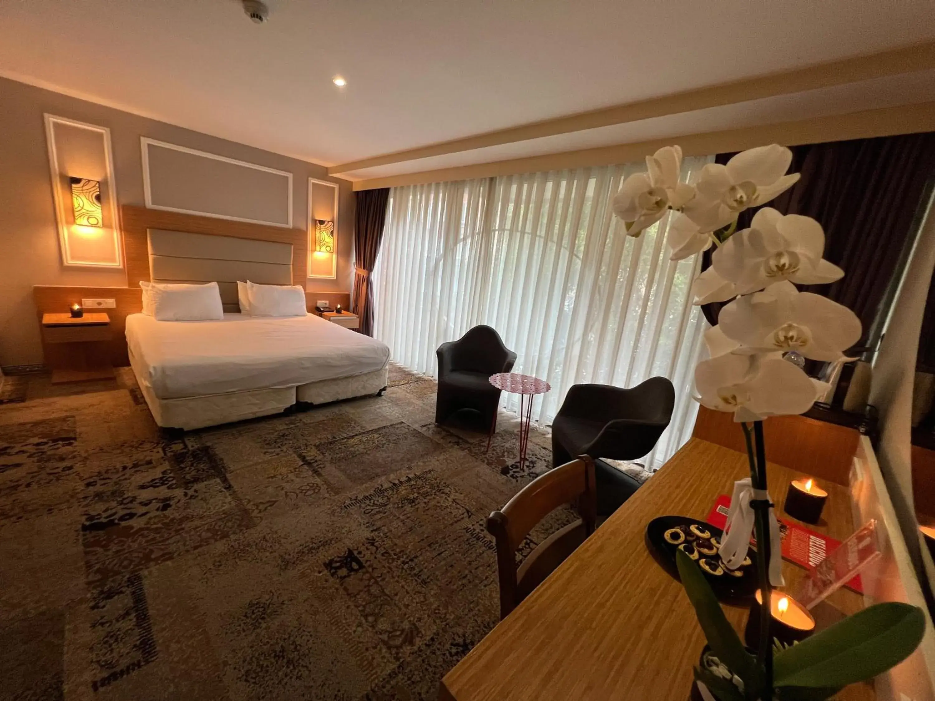 Bedroom in All Seasons Hotel