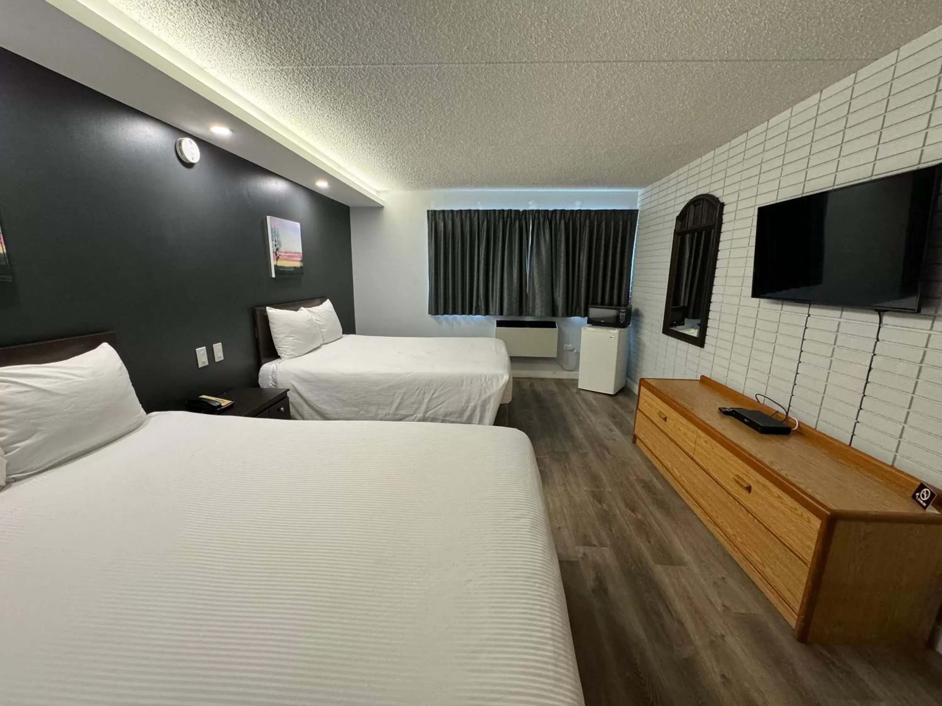 Bedroom, Bed in Travelodge by Wyndham Winnipeg