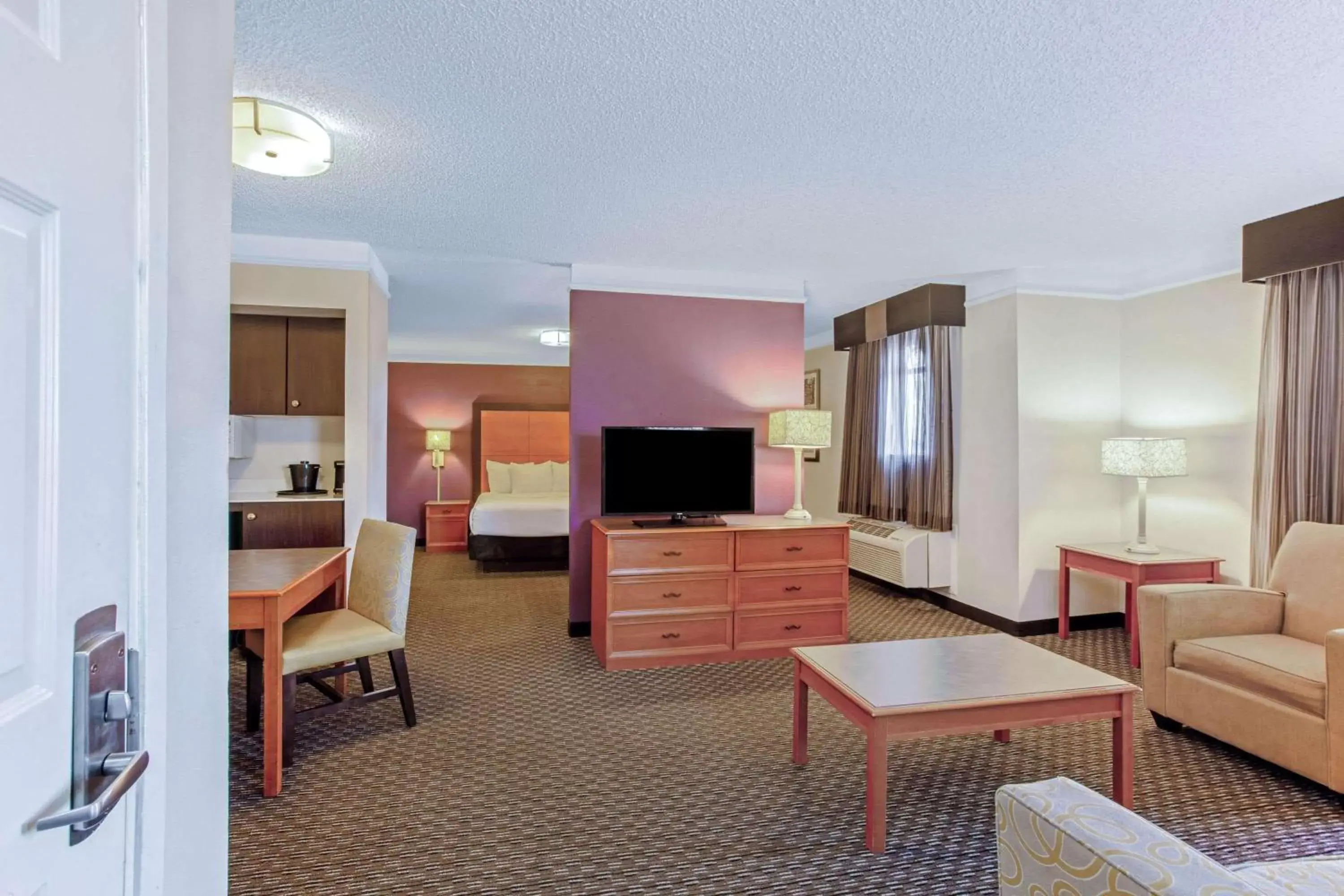 Photo of the whole room, Seating Area in La Quinta Inn & Suites by Wyndham And Conference Center San Angelo