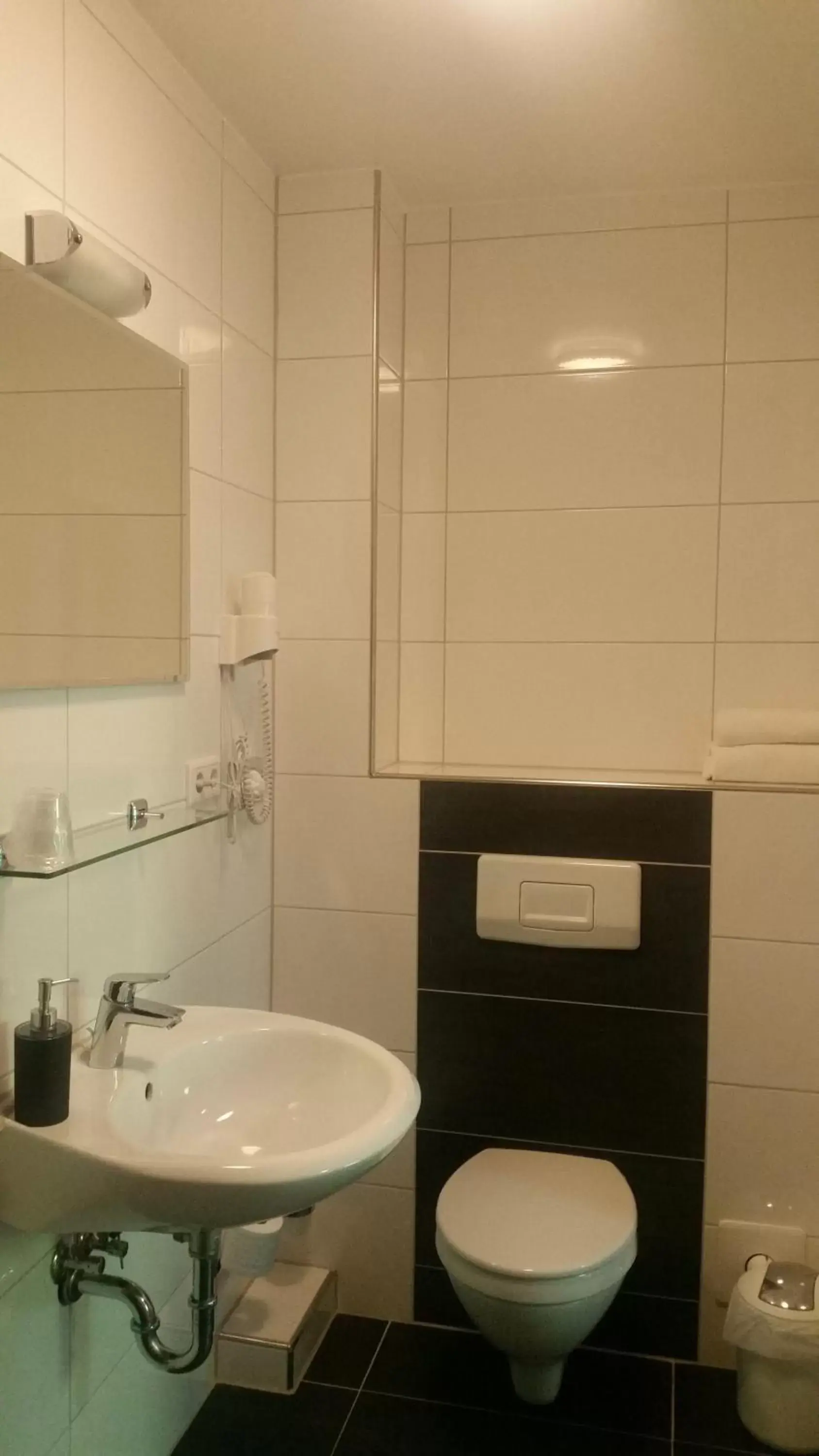 Shower, Bathroom in Cityhotel Ahlen Garni