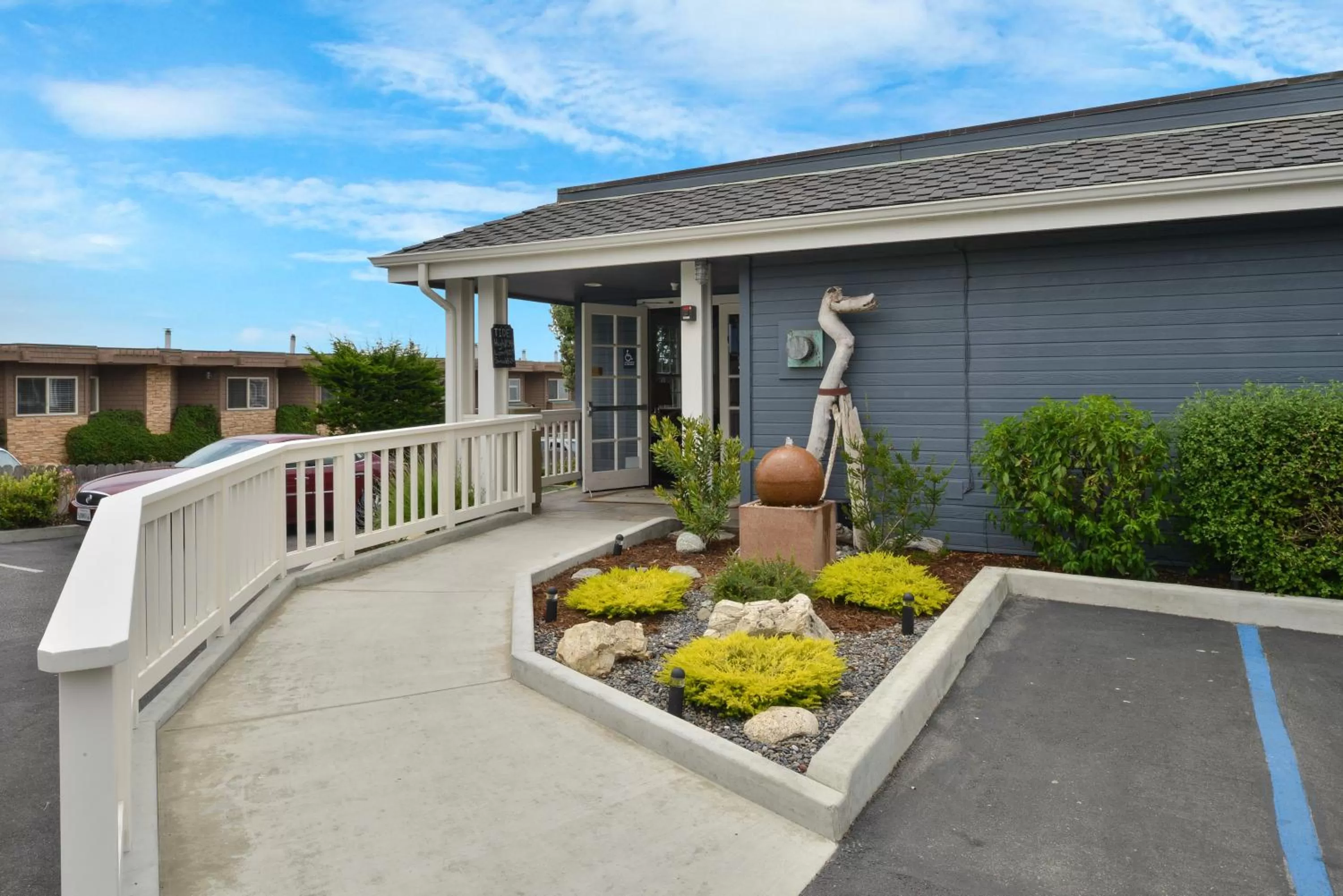Facade/entrance in Sand Pebbles Inn