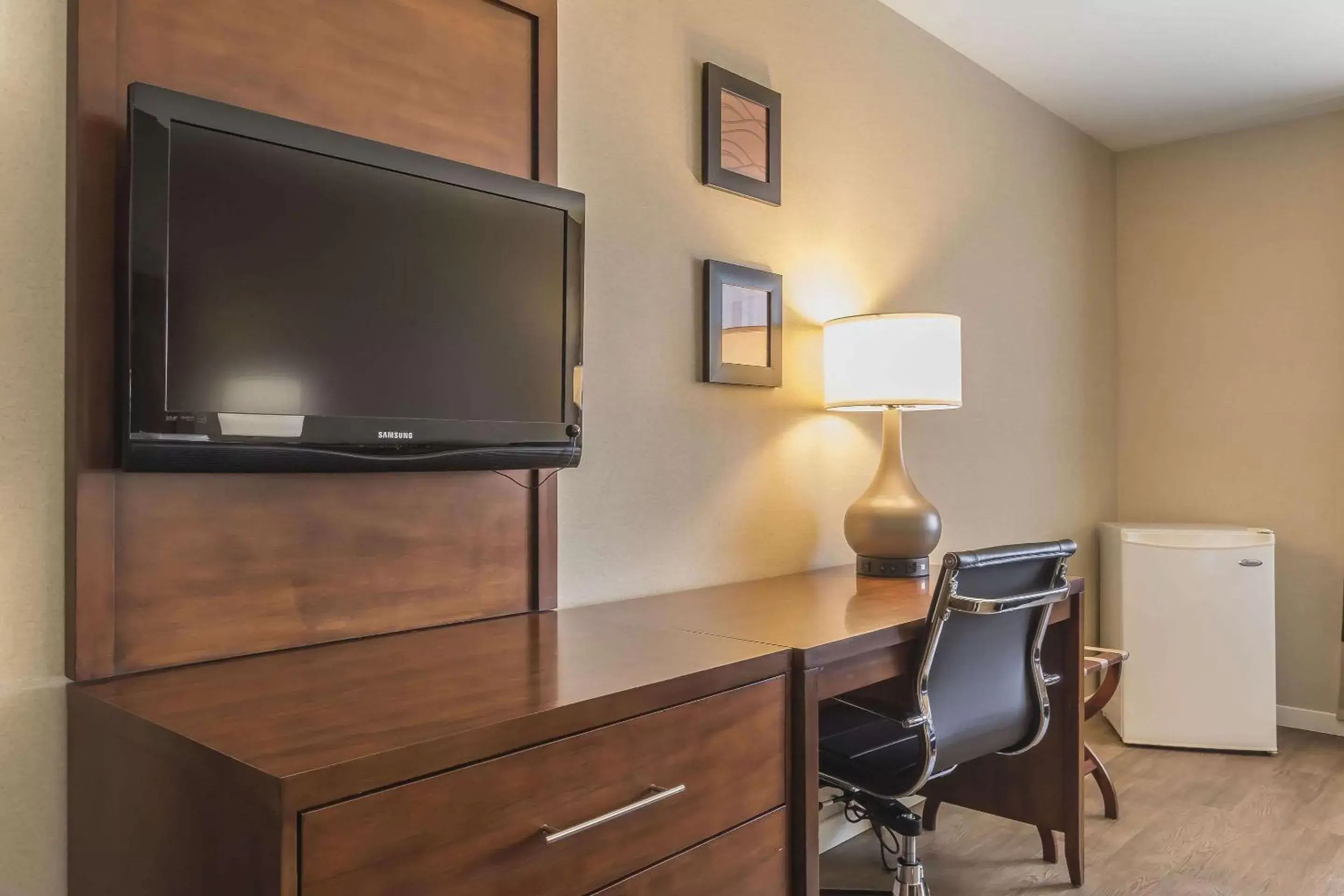 Photo of the whole room, TV/Entertainment Center in Comfort Inn St-Georges