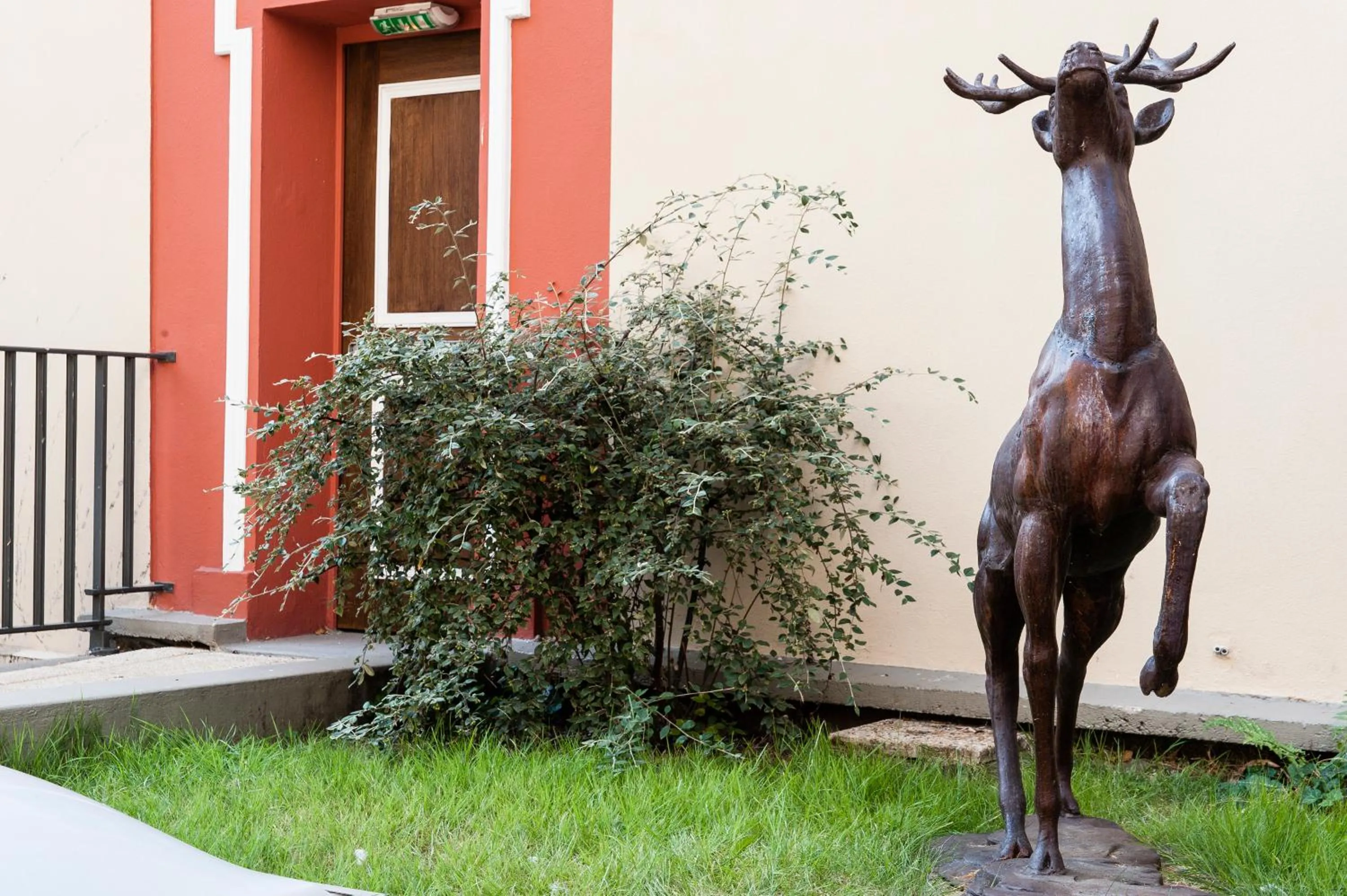 Patio in Best Western Saint-Louis - Grand Paris - Vincennes