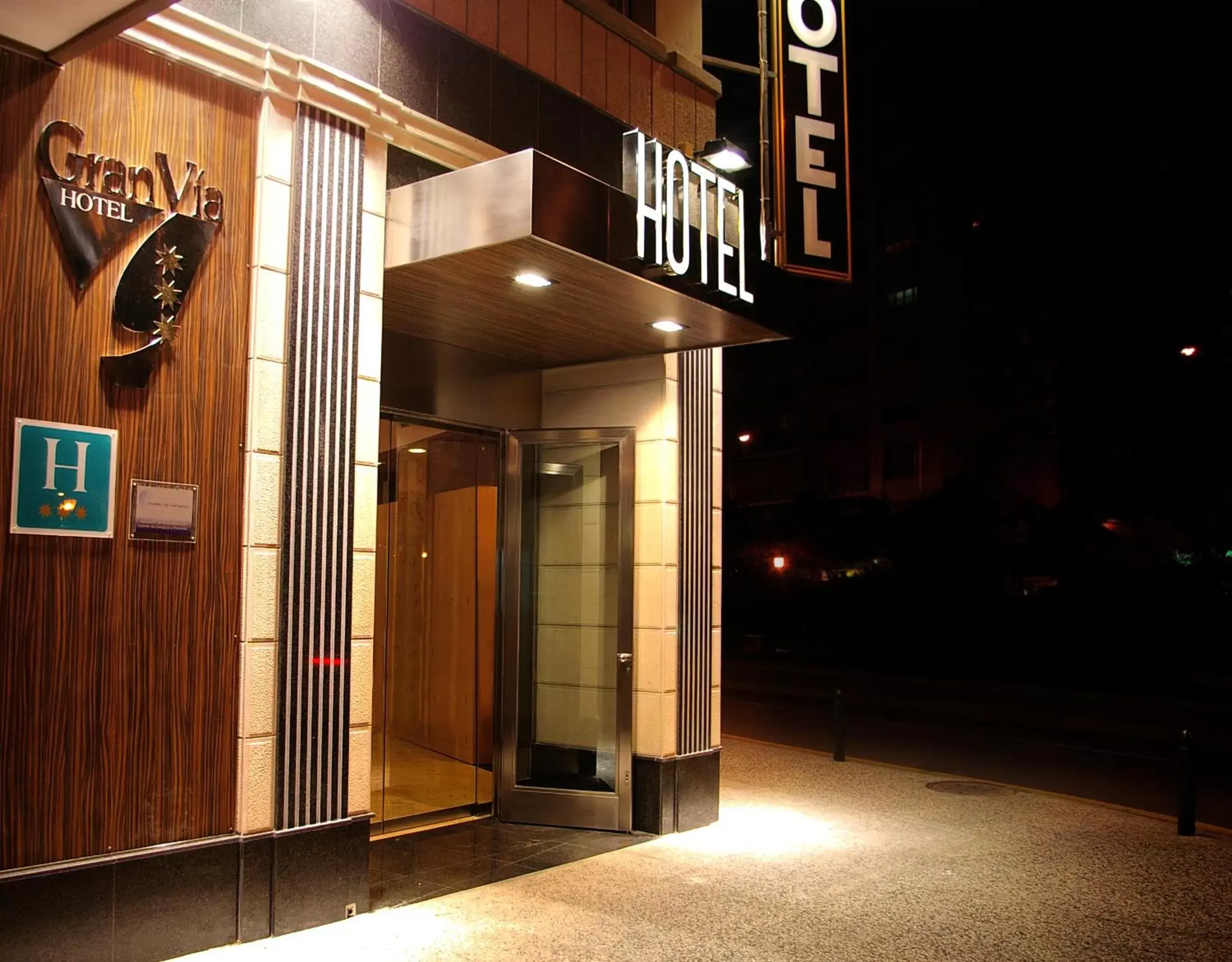 Facade/entrance in Hotel Gran Via Facade/entrance in Hotel Gran Via