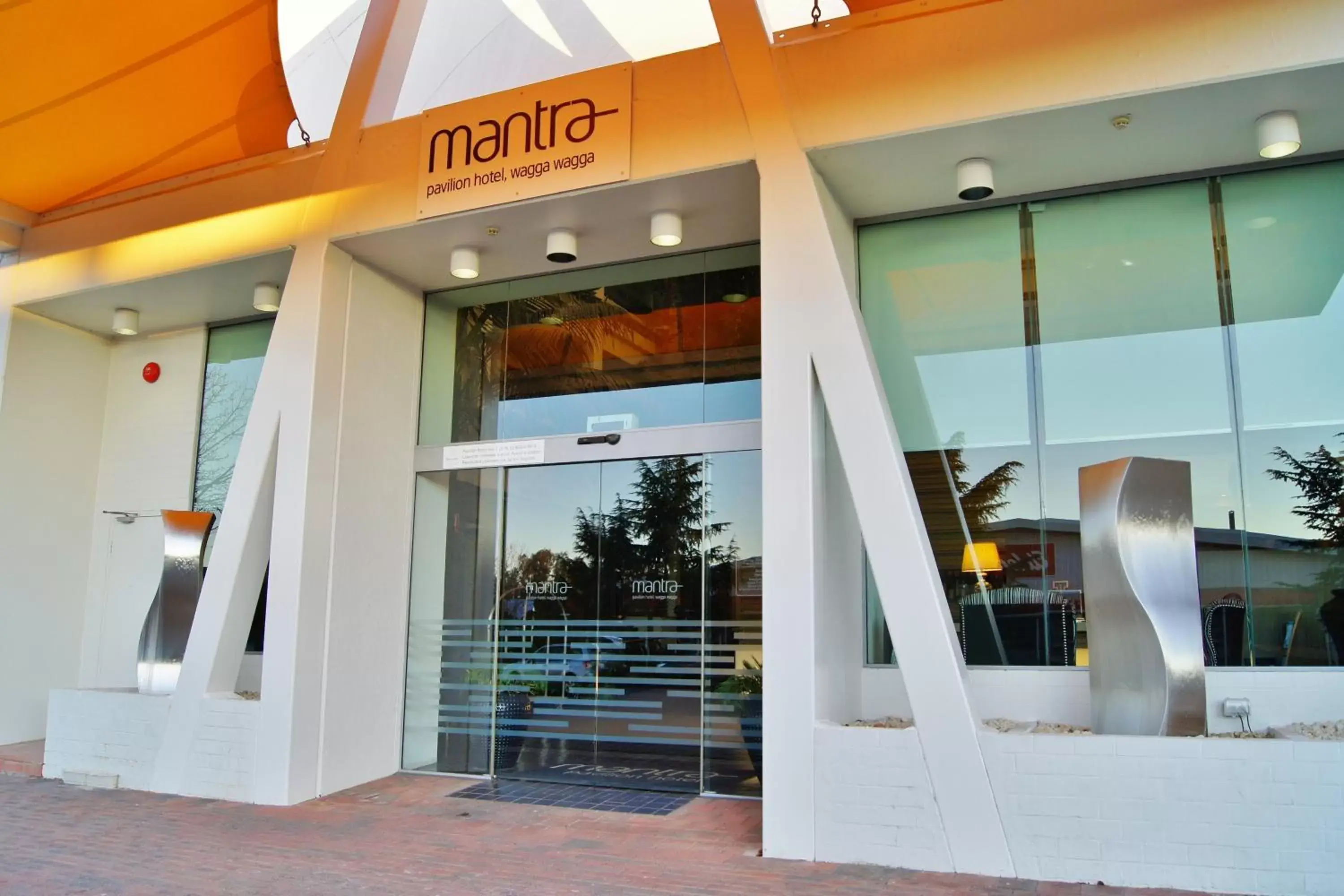 Facade/entrance in Mantra Pavilion Hotel Wagga