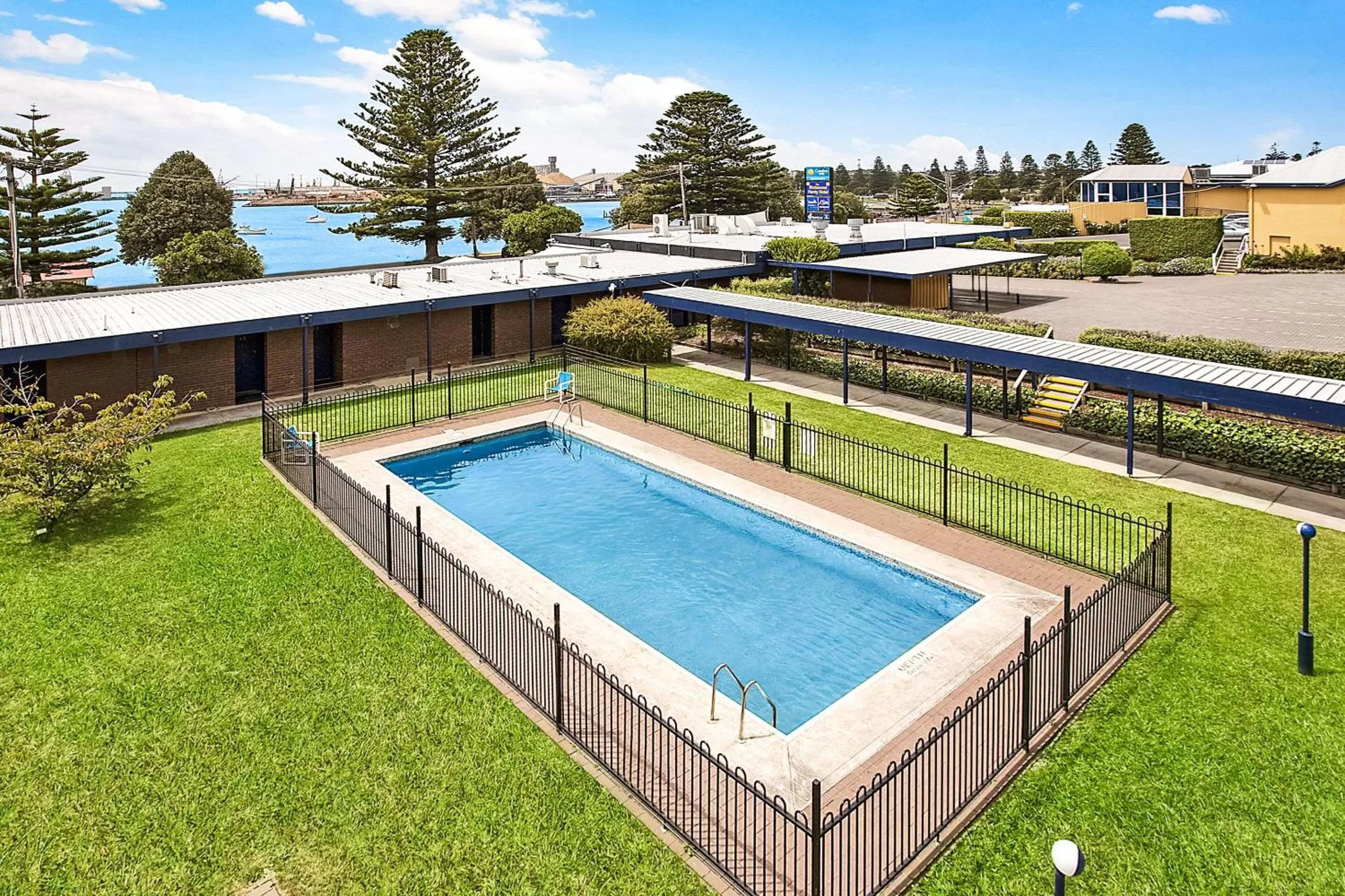 Swimming pool in Richmond Henty Hotel